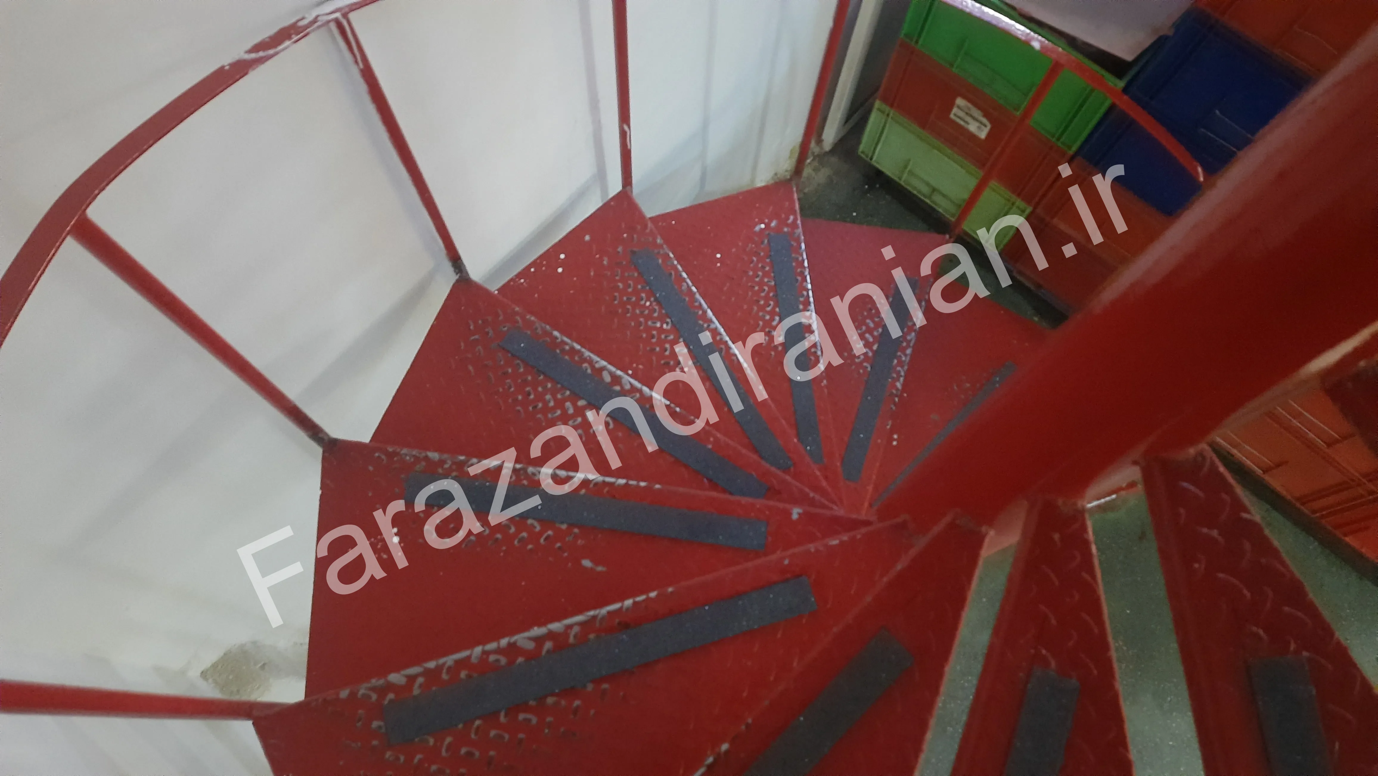 تصویر ۳۵ از اجرای نوار ضد لغزش در کارخانه مولتی کافه