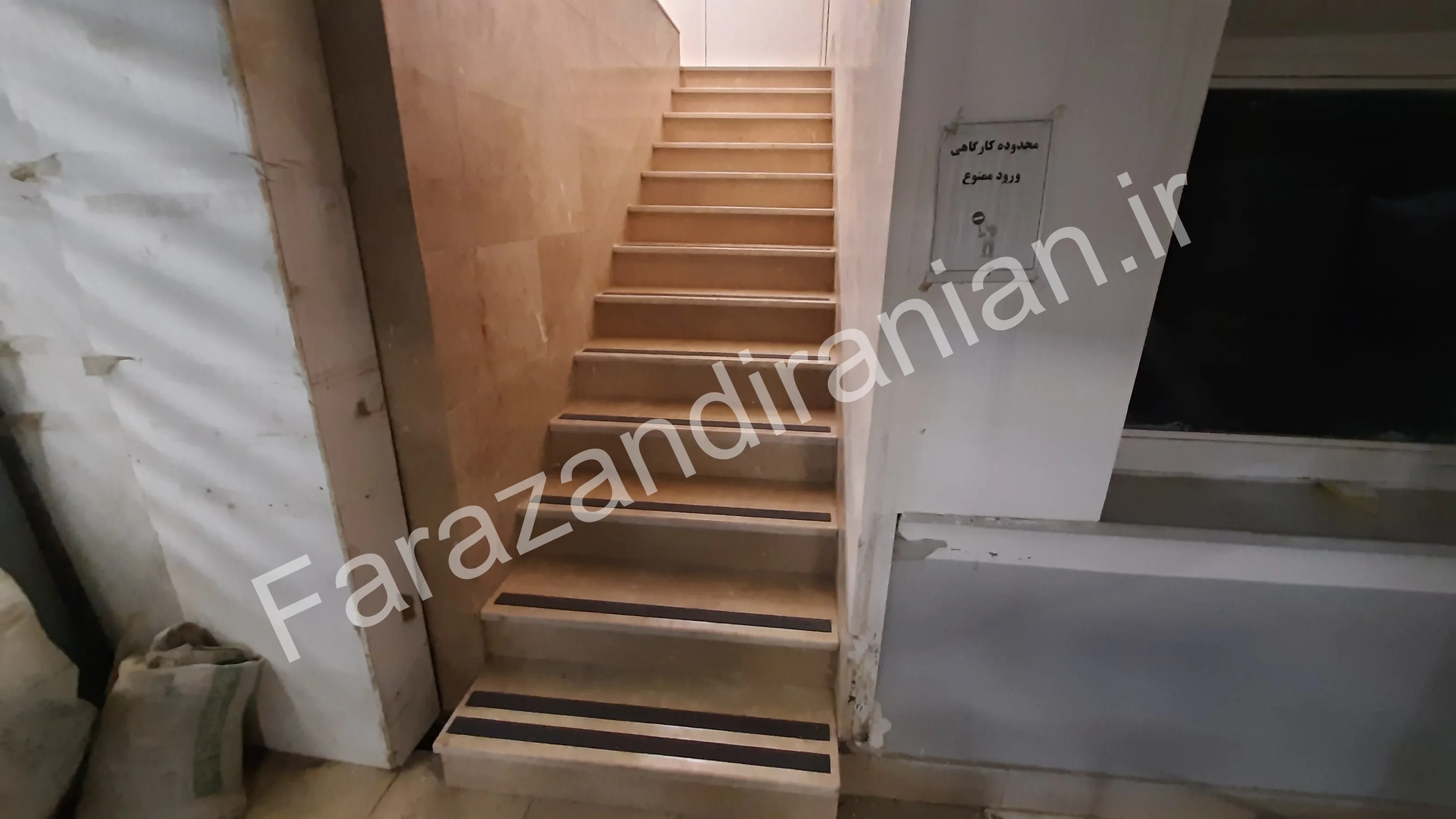 تصویر ۳۷ از اجرای نوار ضد لغزش در کارخانه مولتی کافه