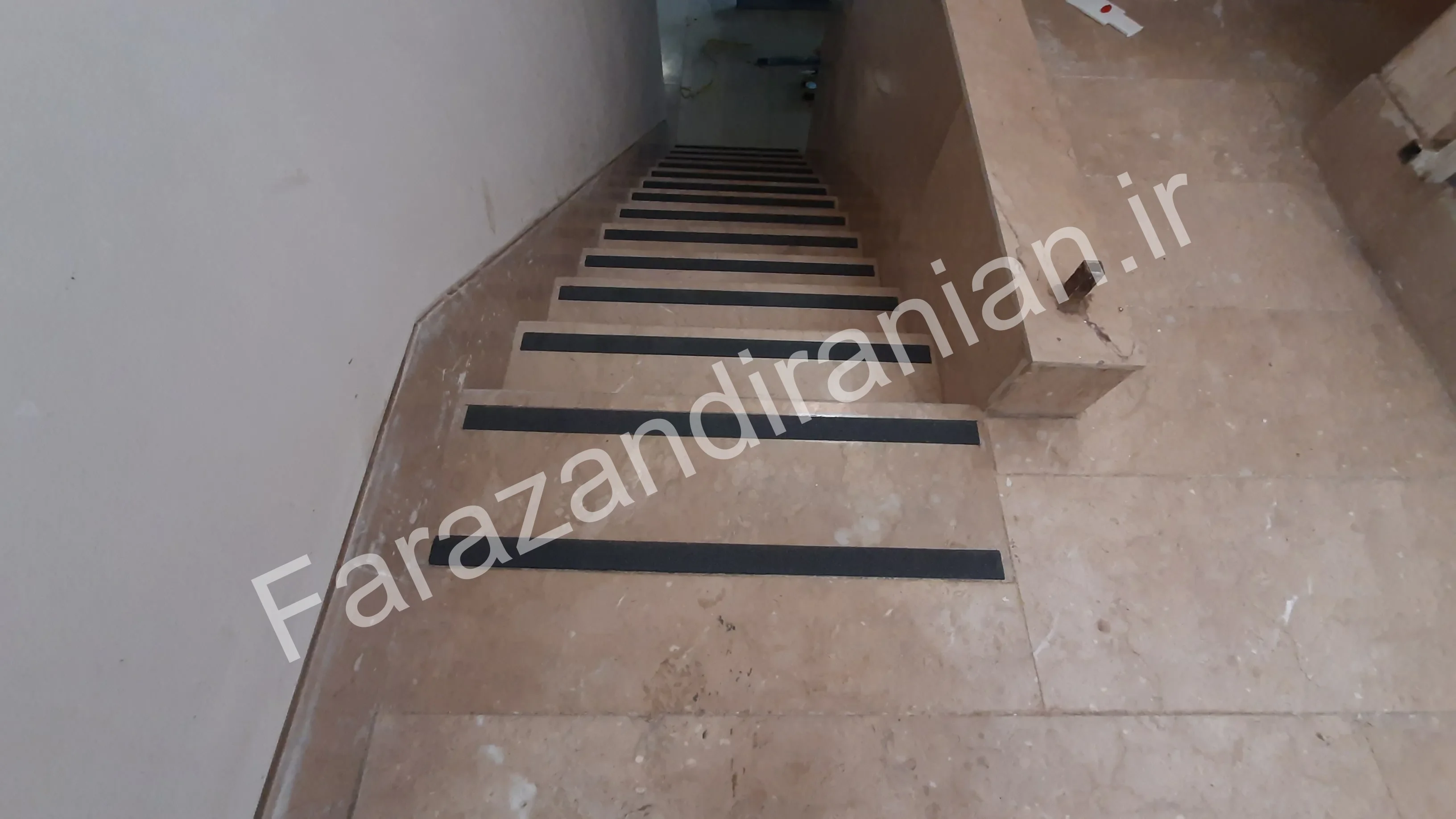 تصویر ۳۸ از اجرای نوار ضد لغزش در کارخانه مولتی کافه