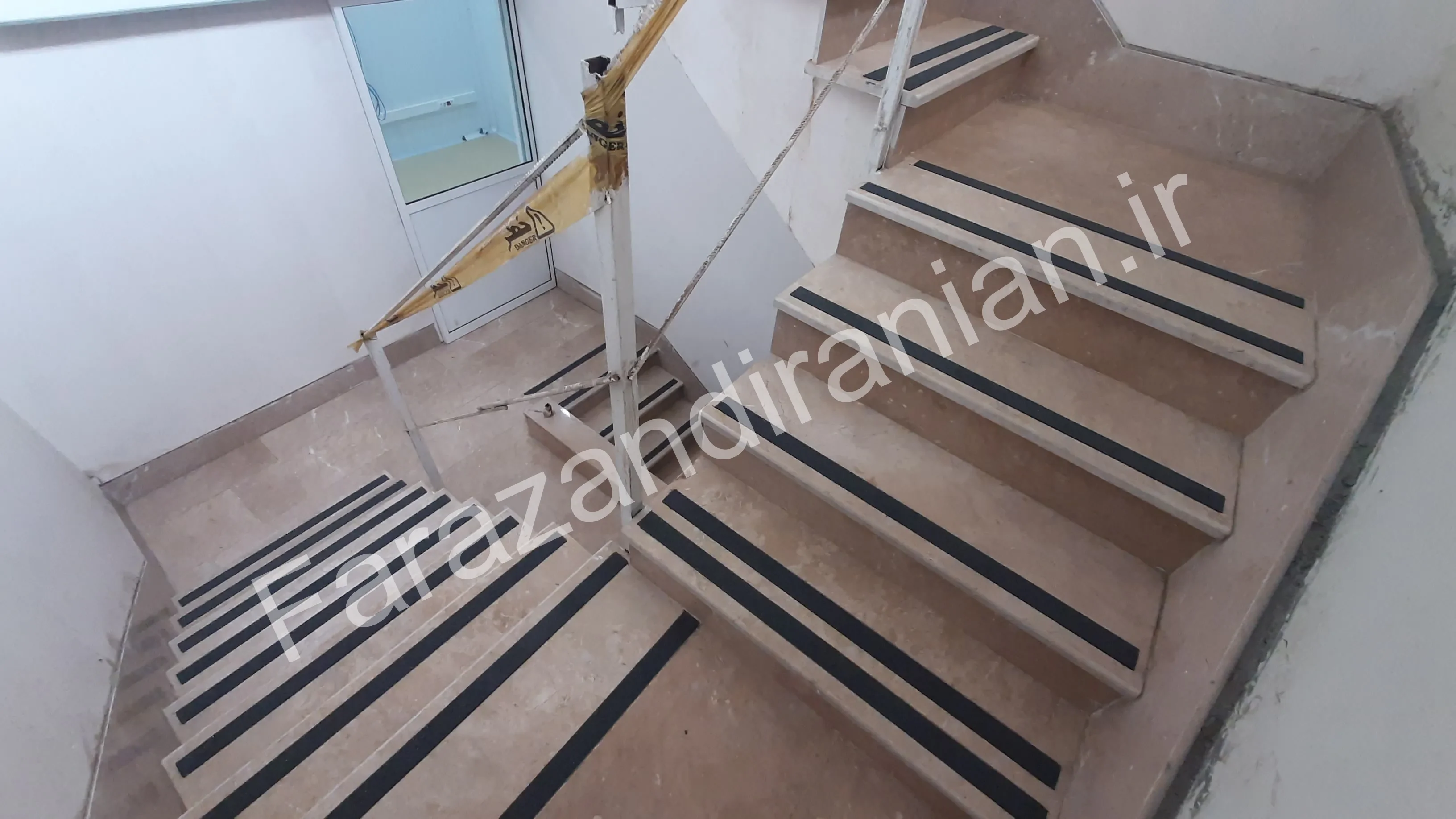 تصویر ۴۰ از اجرای نوار ضد لغزش در کارخانه مولتی کافه