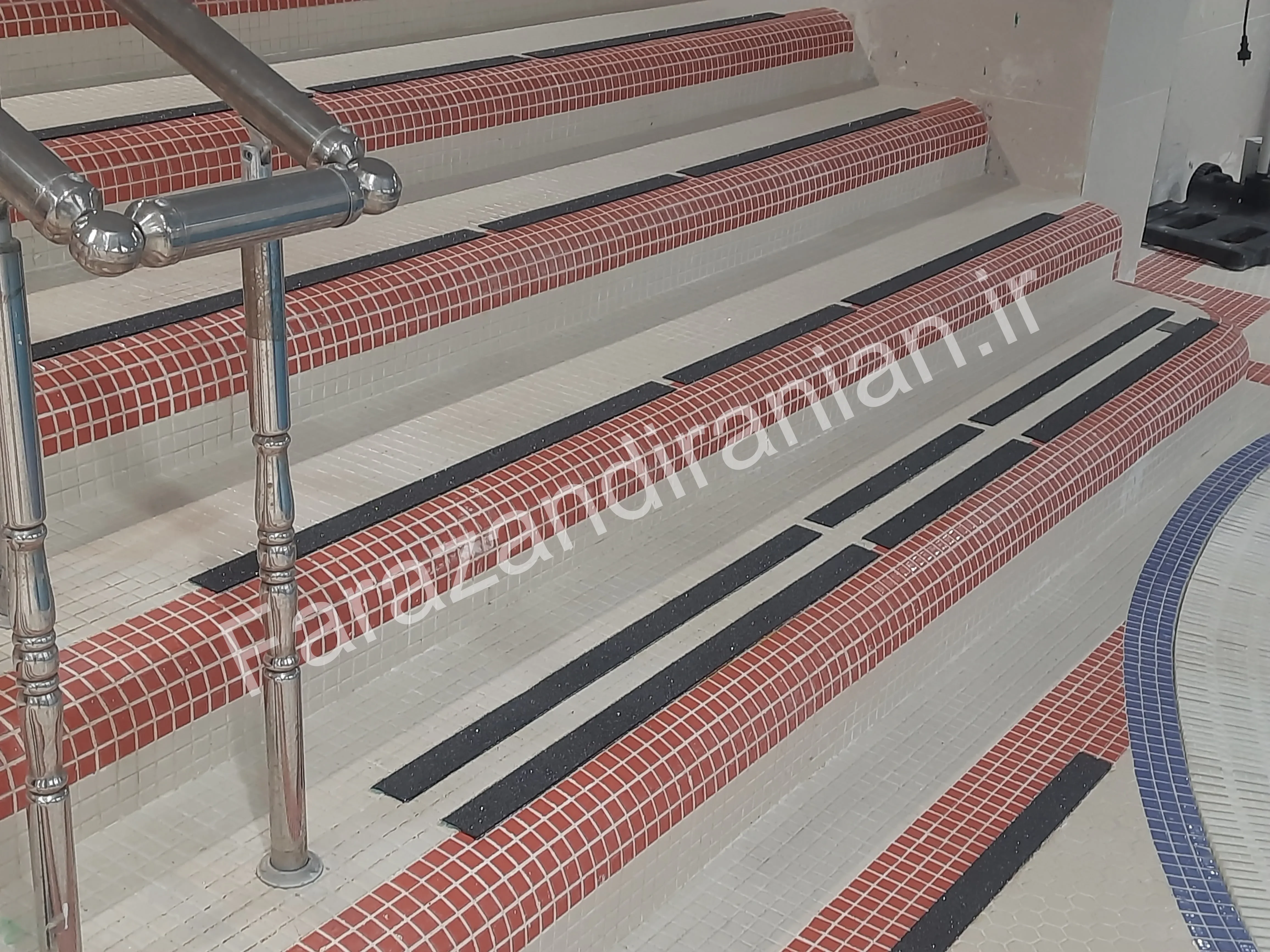 تصویر ۲ از اجرای نوار ضد لغزش در استخر شرکت نفت