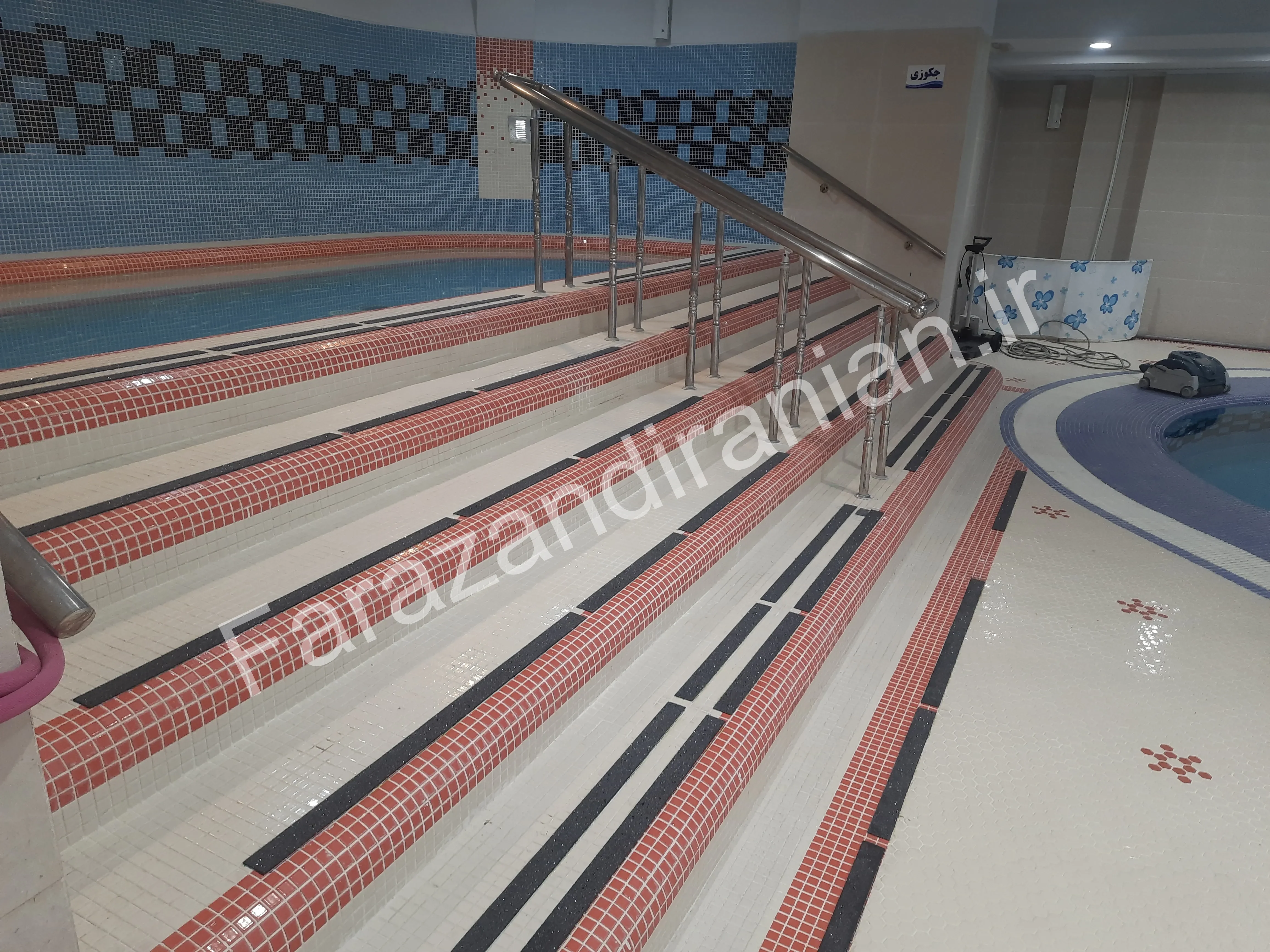 تصویر ۳ از اجرای نوار ضد لغزش در استخر شرکت نفت
