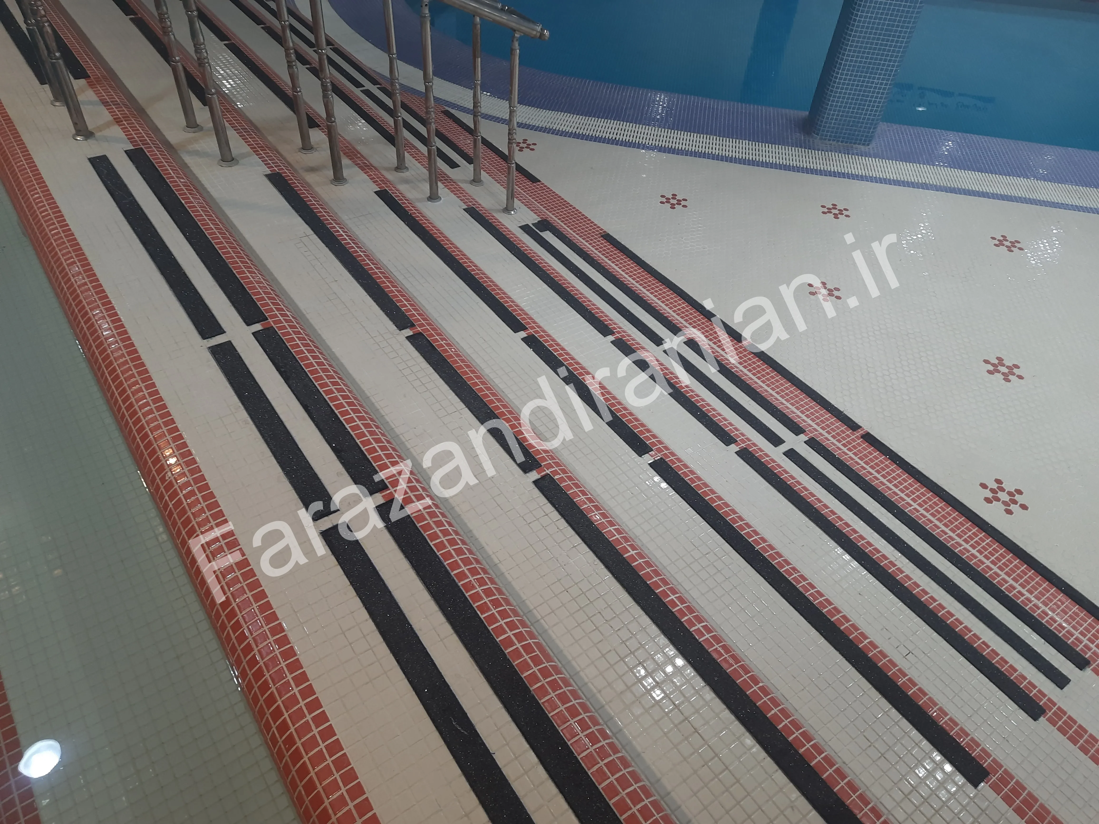 تصویر ۵ از اجرای نوار ضد لغزش در استخر شرکت نفت
