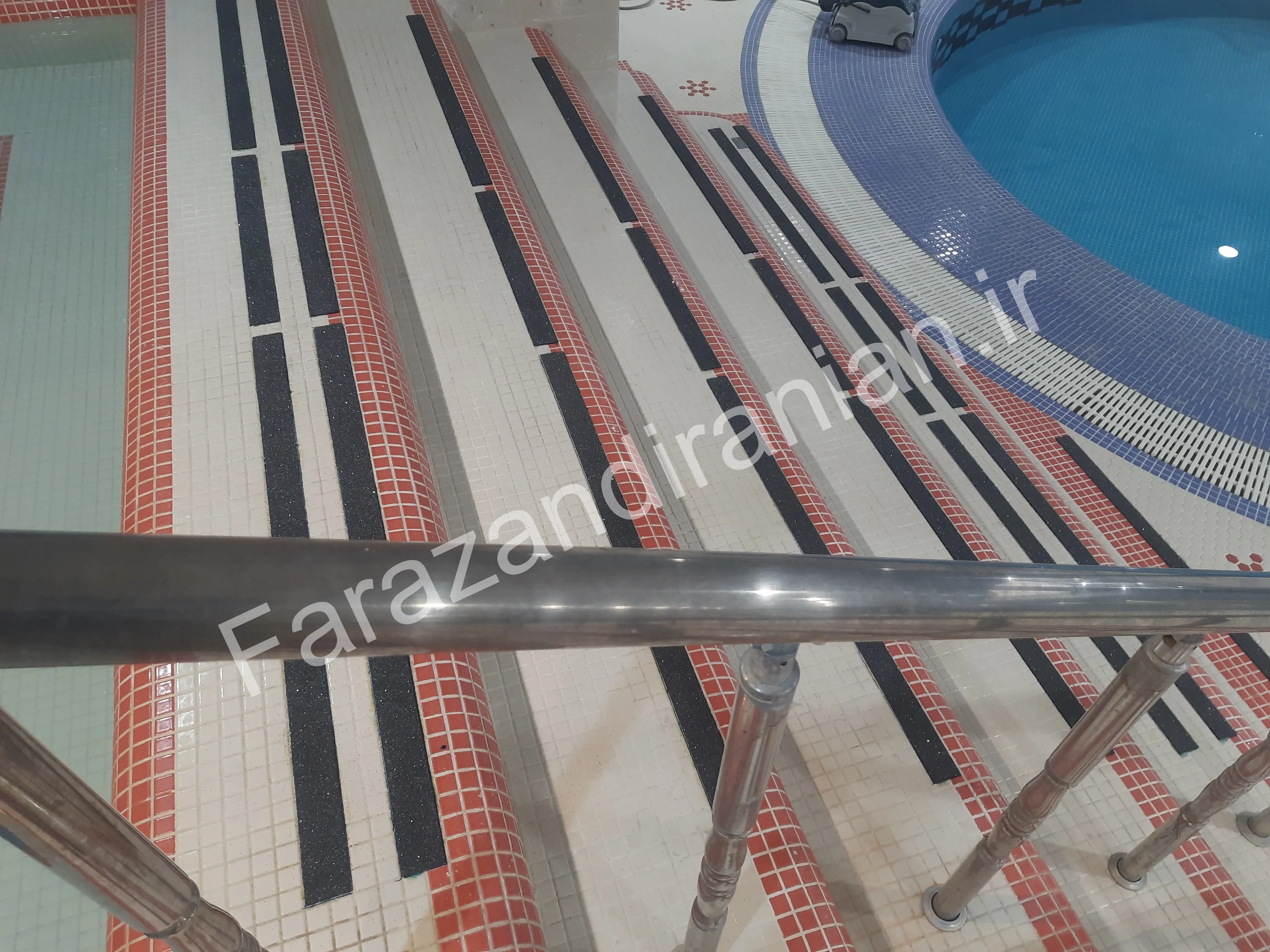 تصویر ۶ از اجرای نوار ضد لغزش در استخر شرکت نفت