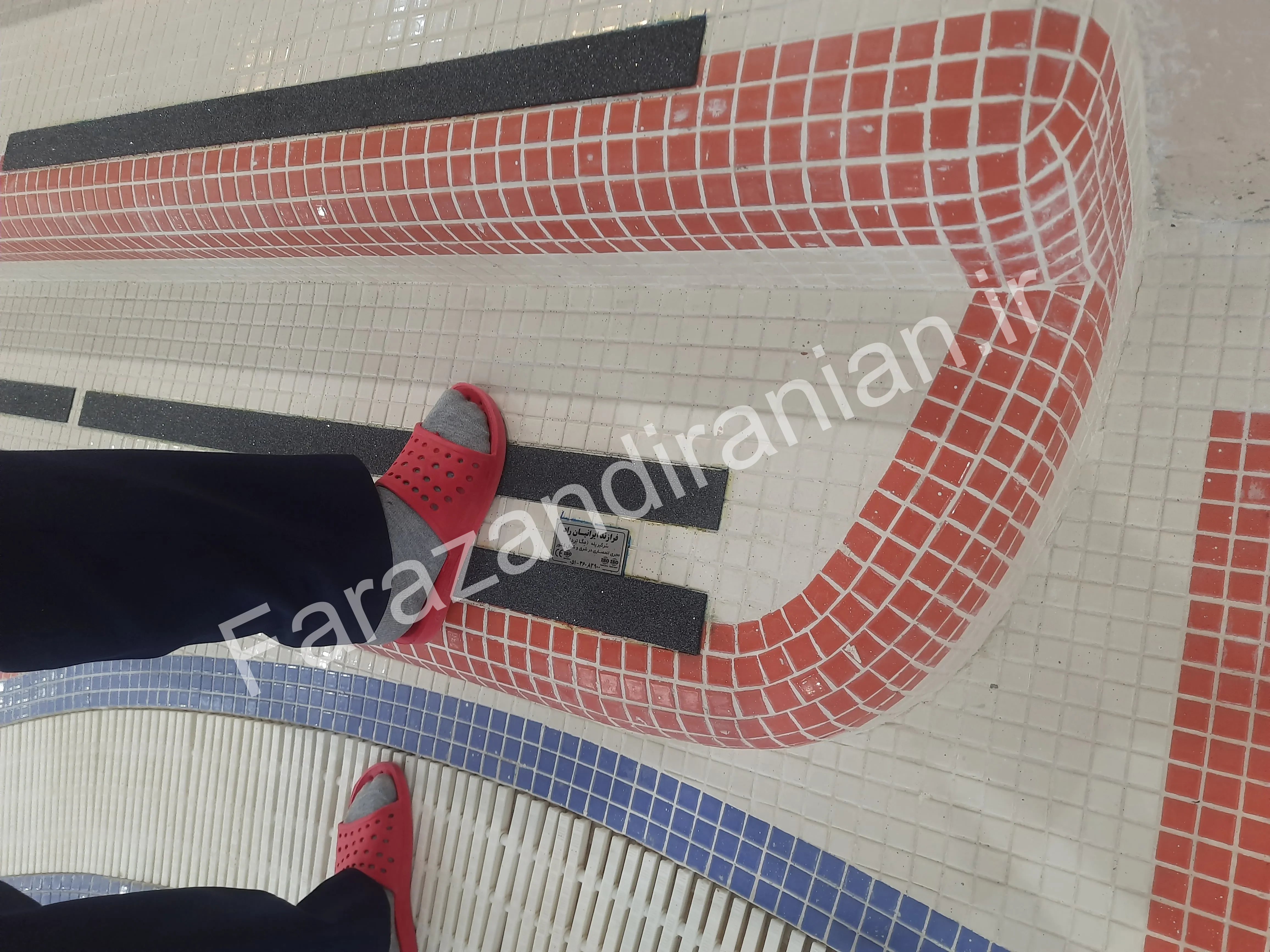 تصویر ۹ از اجرای نوار ضد لغزش در استخر شرکت نفت