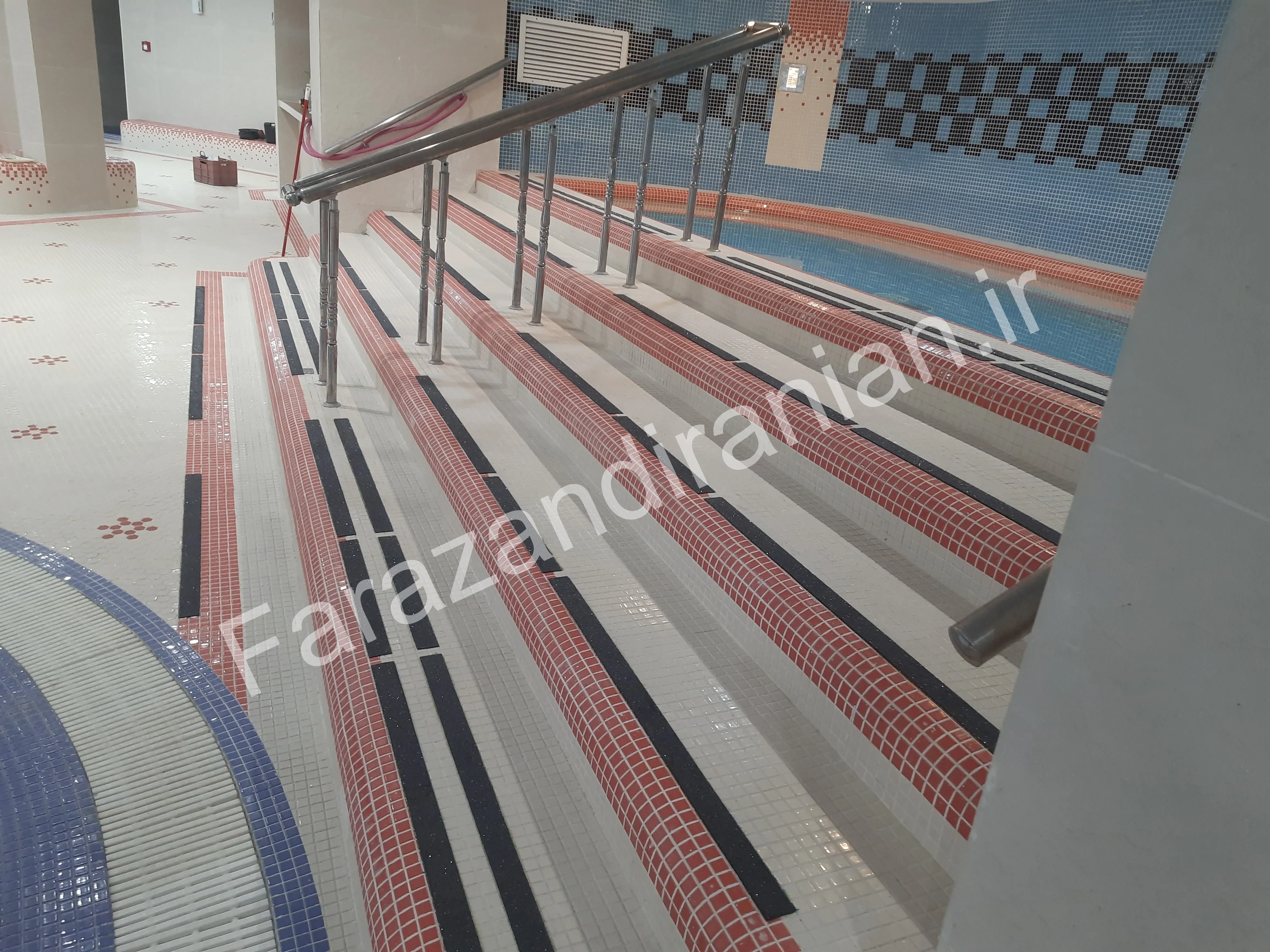 تصویر ۱۰ از اجرای نوار ضد لغزش در استخر شرکت نفت