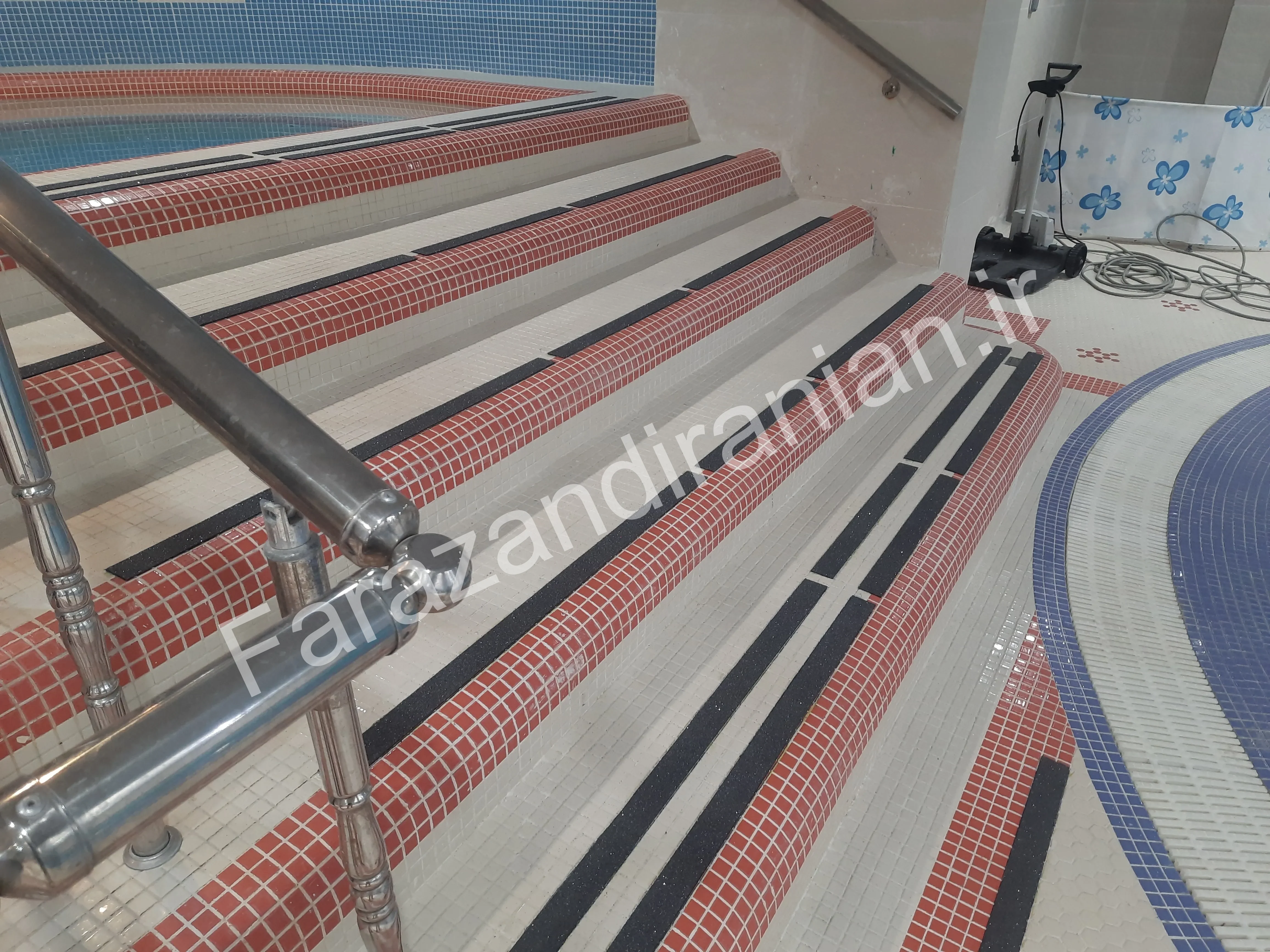 تصویر ۱۱ از اجرای نوار ضد لغزش در استخر شرکت نفت