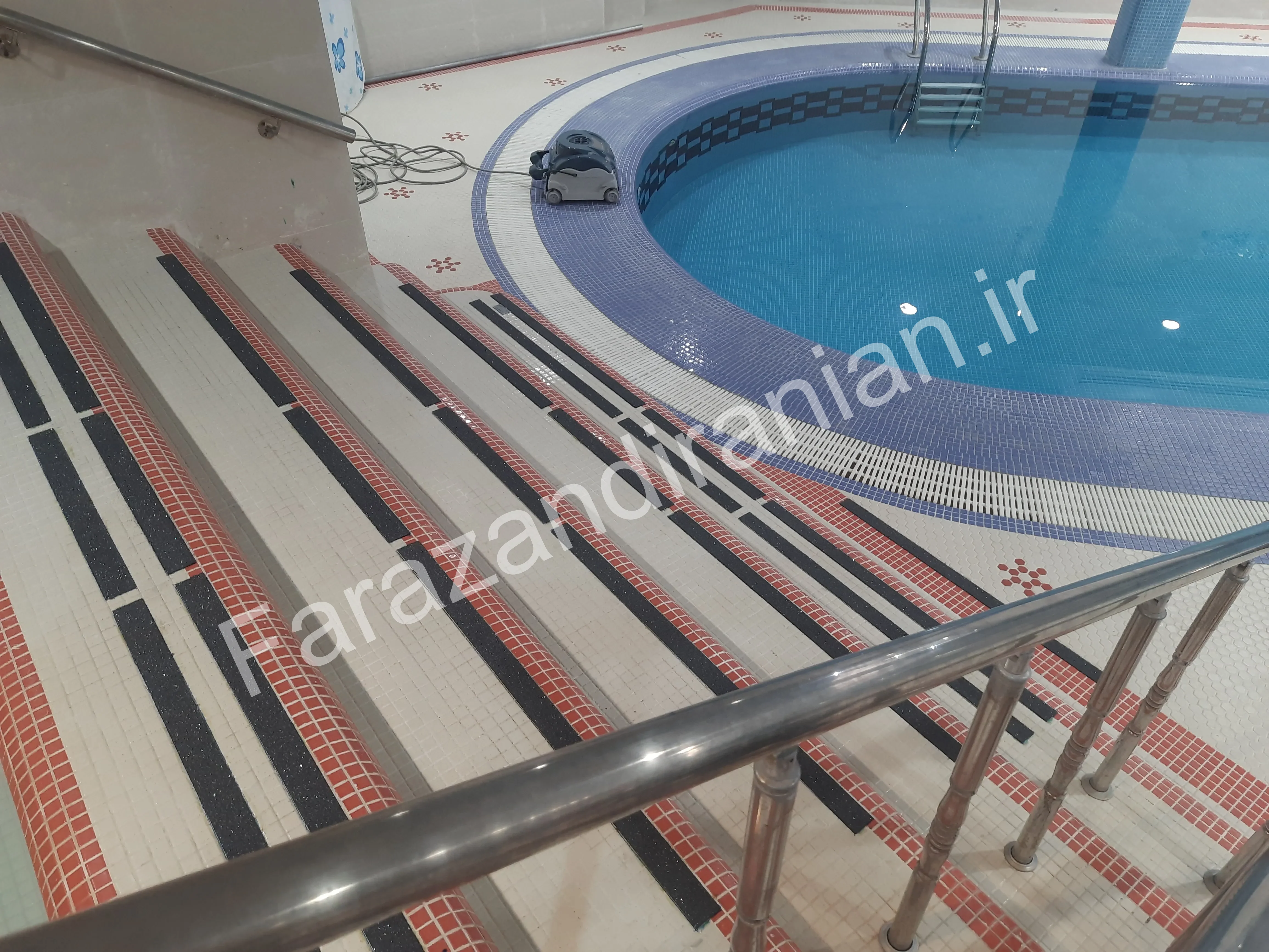 تصویر ۱۲ از اجرای نوار ضد لغزش در استخر شرکت نفت