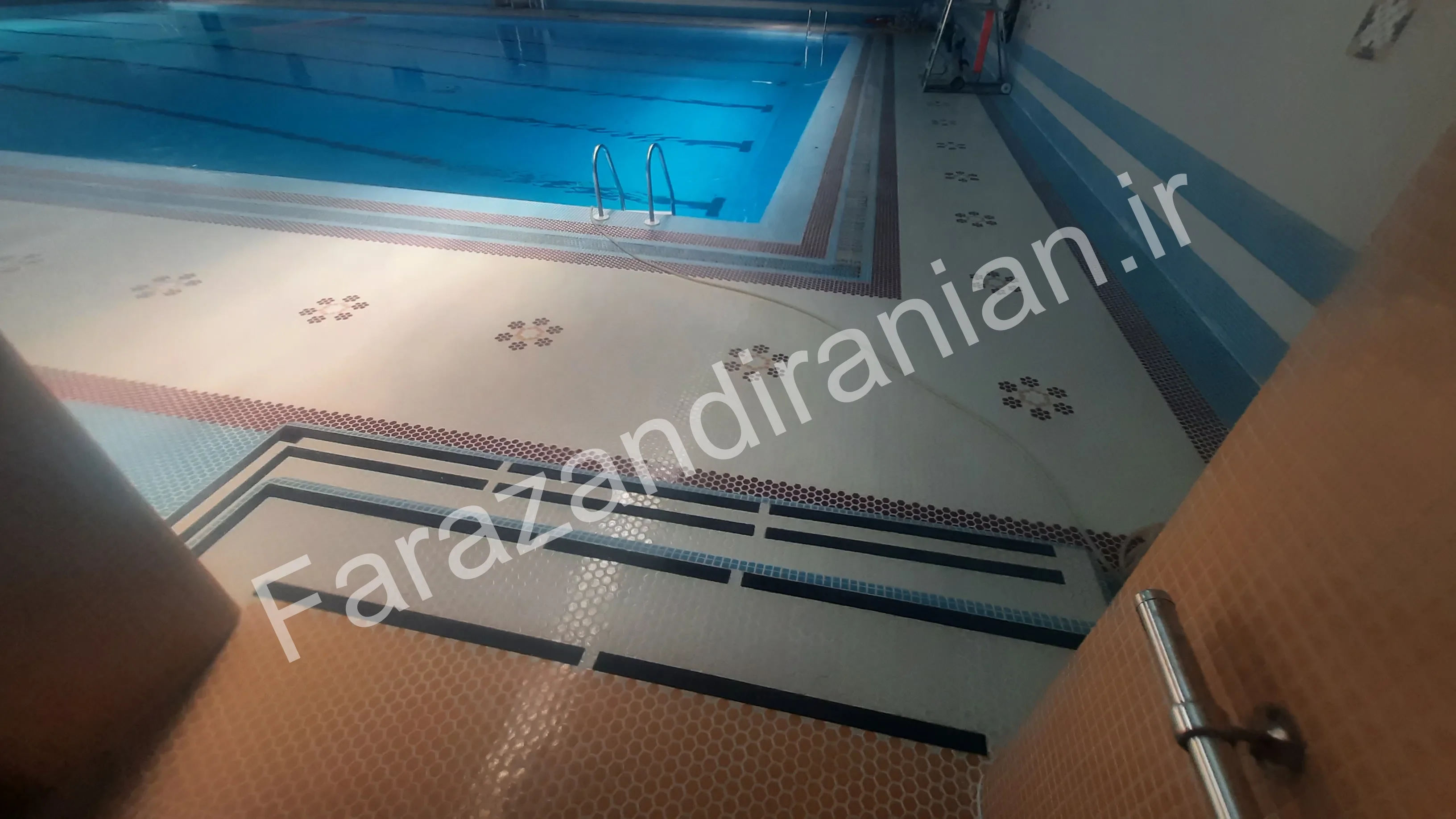 تصویر ۱۳ از اجرای نوار ضد لغزش در استخر شرکت نفت