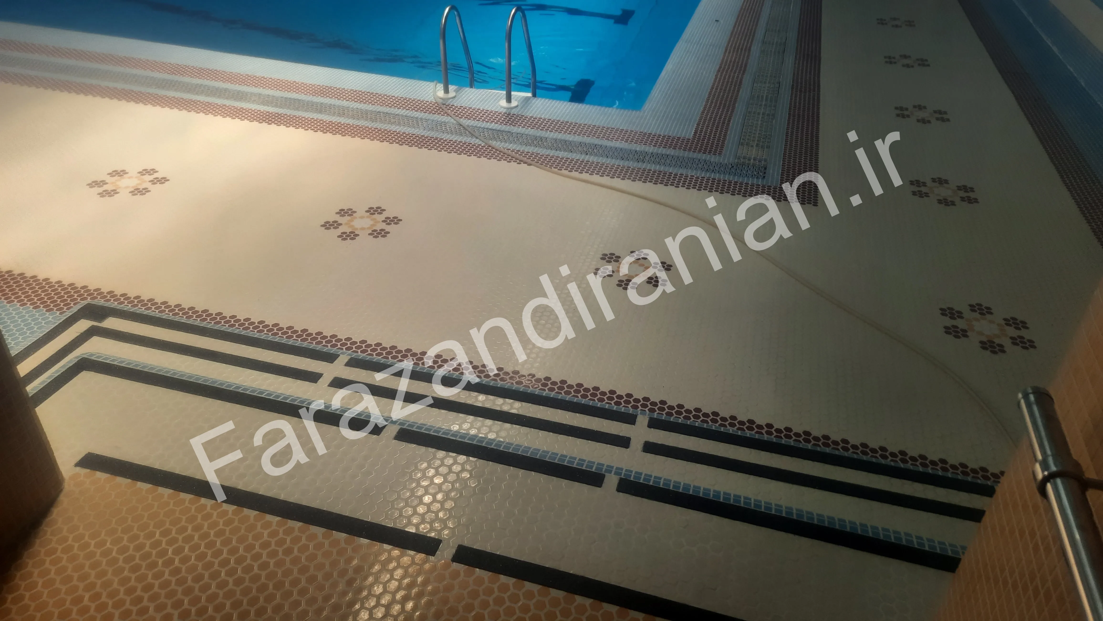 تصویر ۱۴ از اجرای نوار ضد لغزش در استخر شرکت نفت