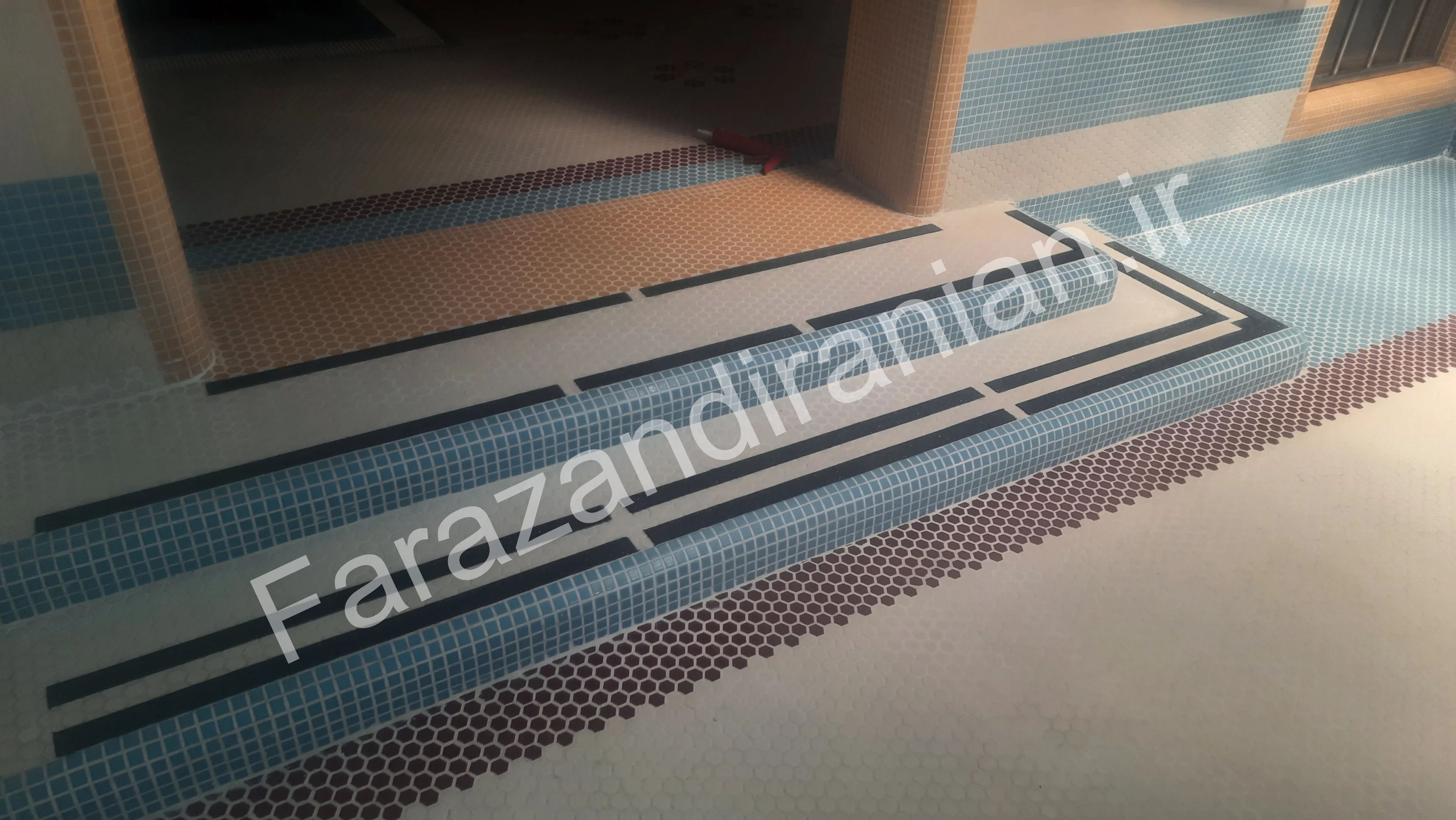 تصویر ۱۵ از اجرای نوار ضد لغزش در استخر شرکت نفت
