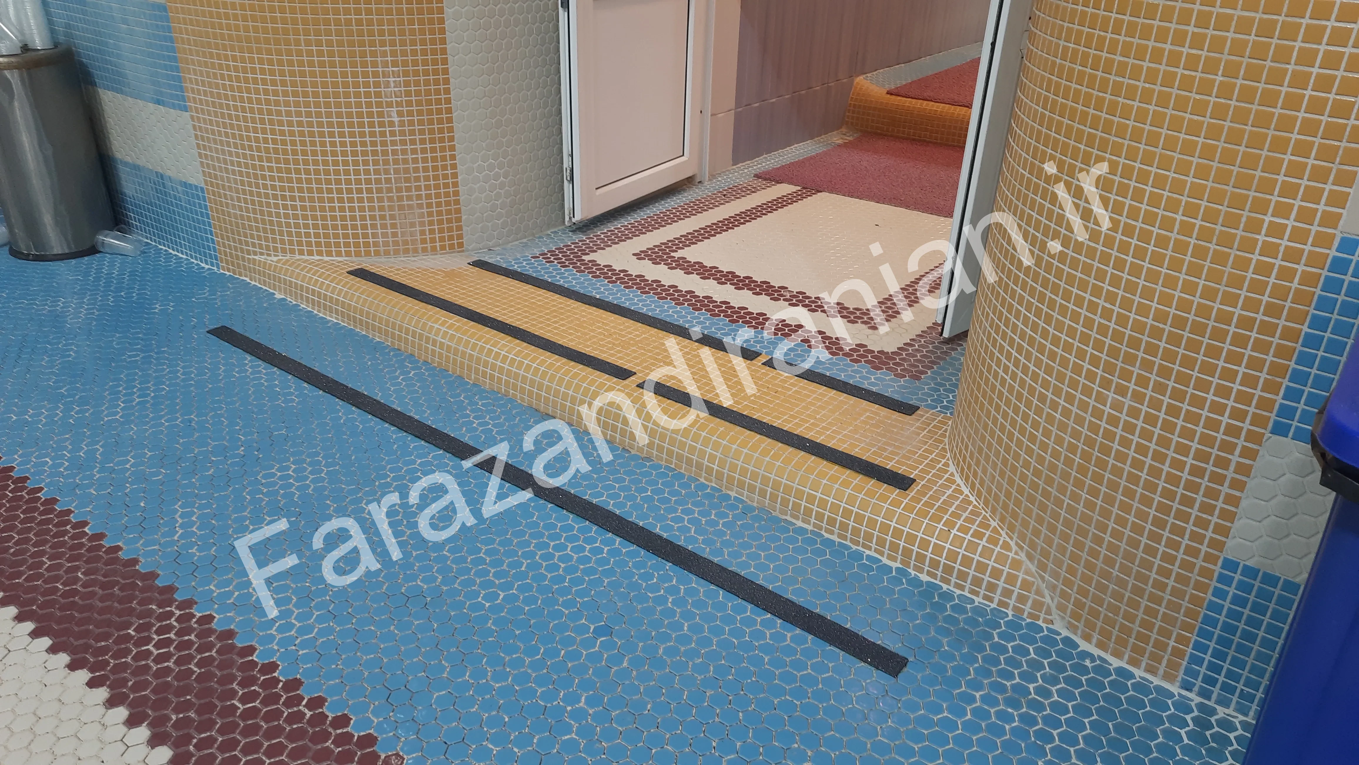 تصویر ۱۷ از اجرای نوار ضد لغزش در استخر شرکت نفت
