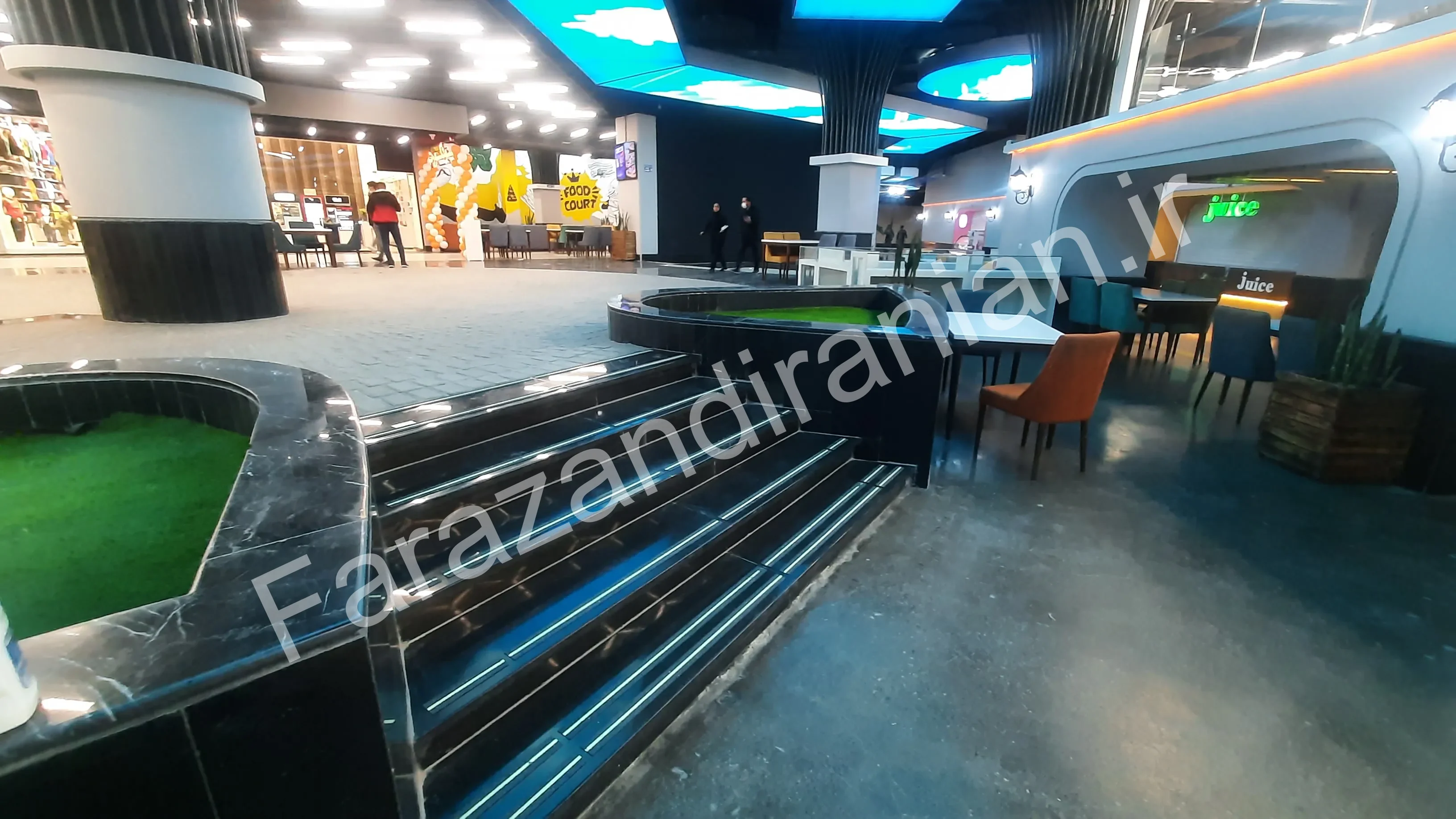 تصویر ۲ از اجرای نوار ضد لغزش در مجتمع تجاری پارک بازار