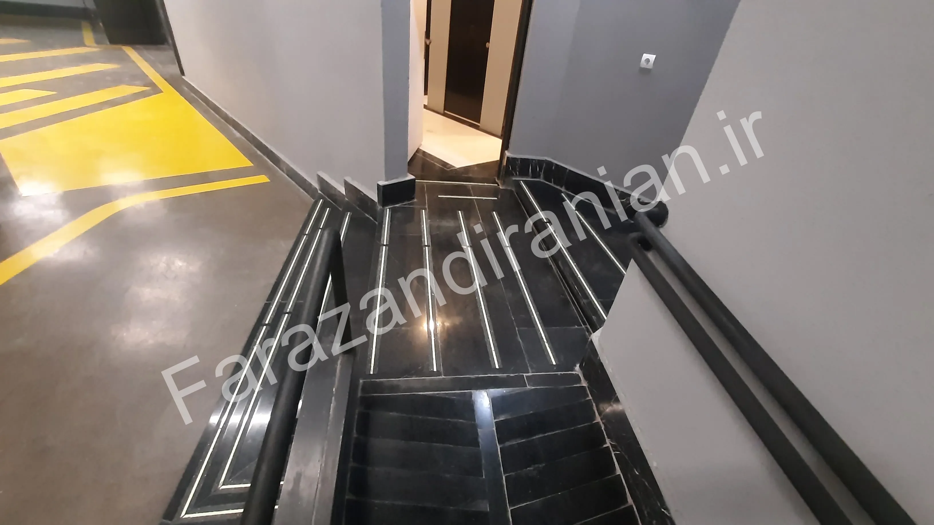 تصویر ۴ از اجرای نوار ضد لغزش در مجتمع تجاری پارک بازار