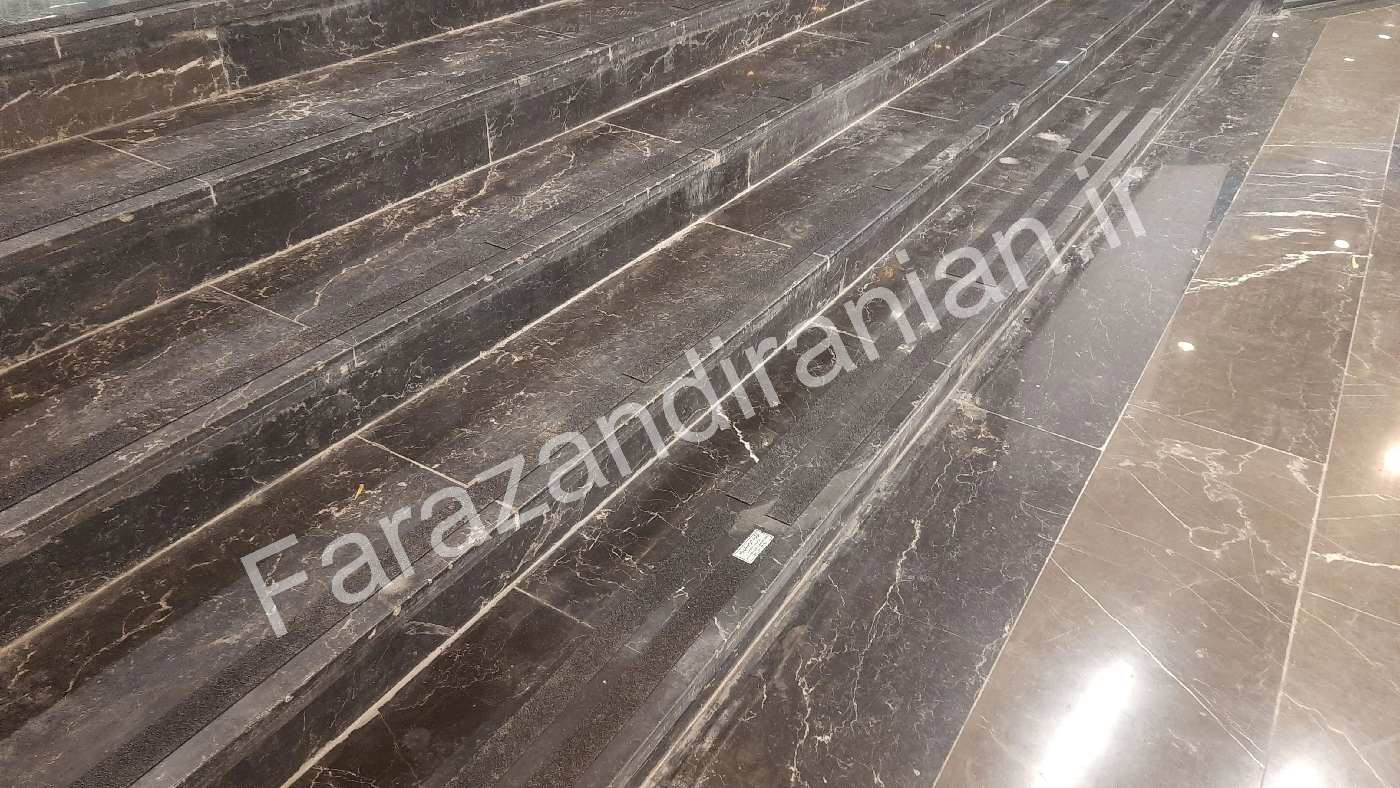 تصویر ۷ از اجرای نوار ضد لغزش در مجتمع تجاری پارک بازار