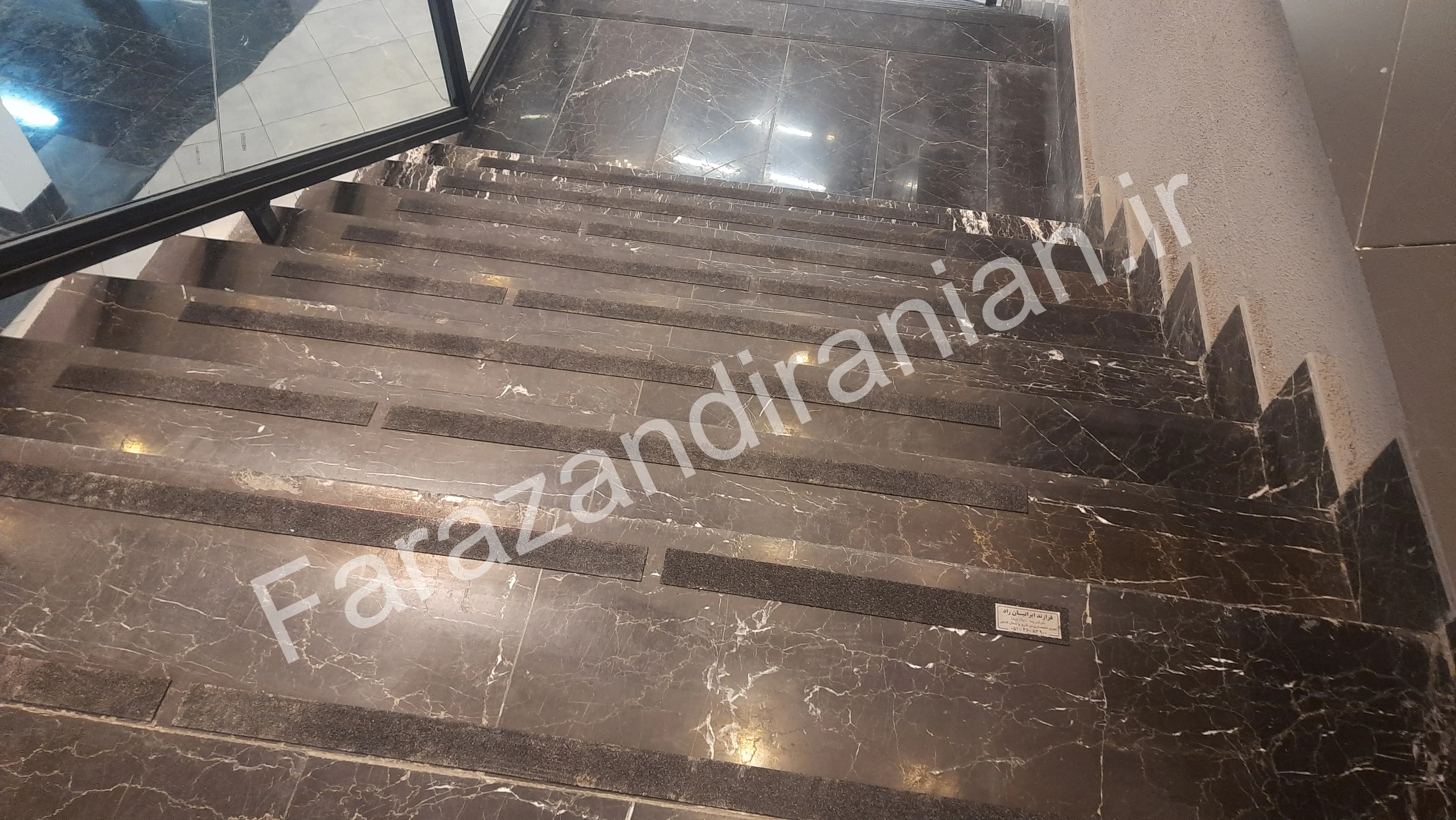 تصویر ۸ از اجرای نوار ضد لغزش در مجتمع تجاری پارک بازار