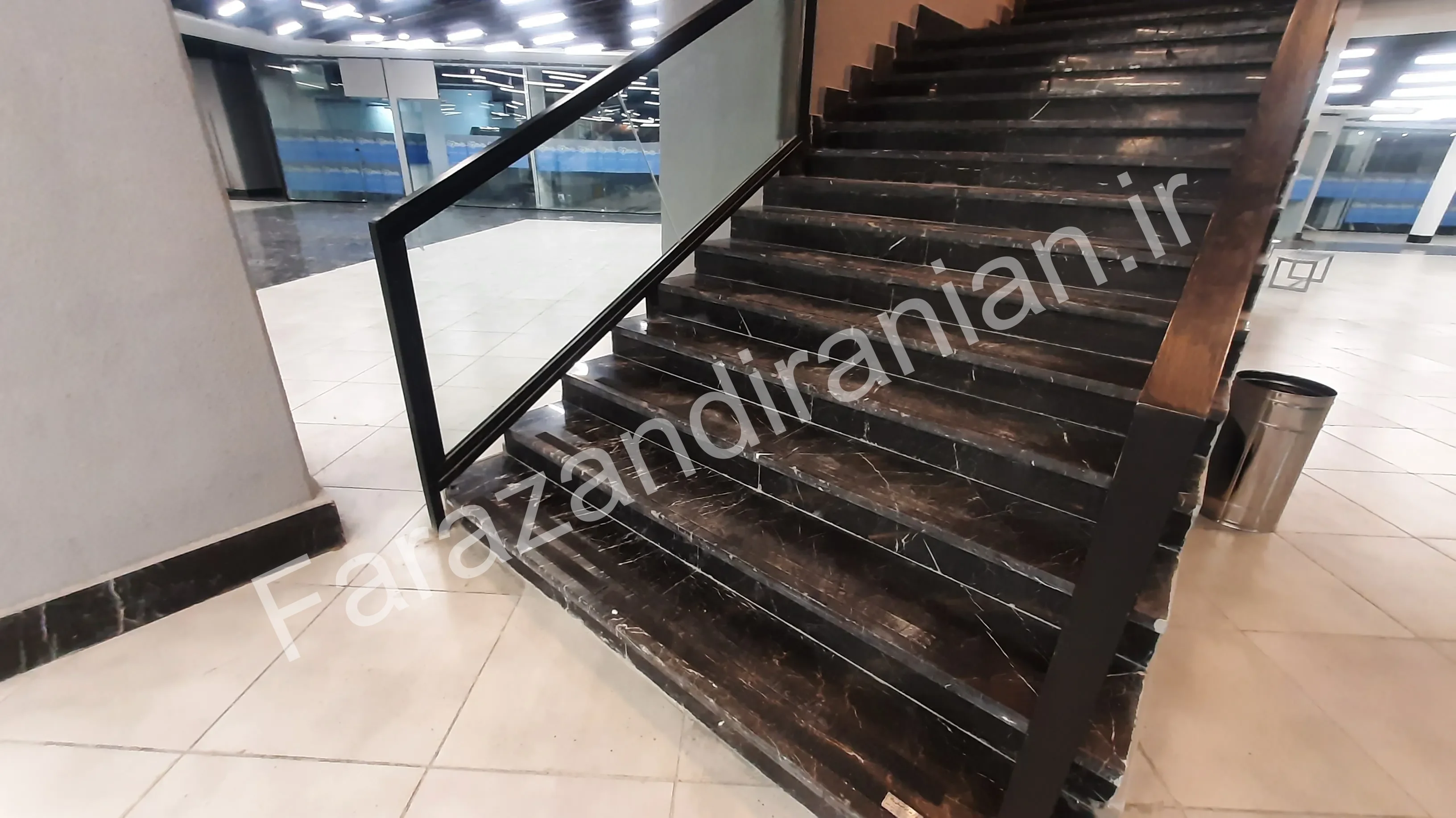 تصویر ۹ از اجرای نوار ضد لغزش در مجتمع تجاری پارک بازار