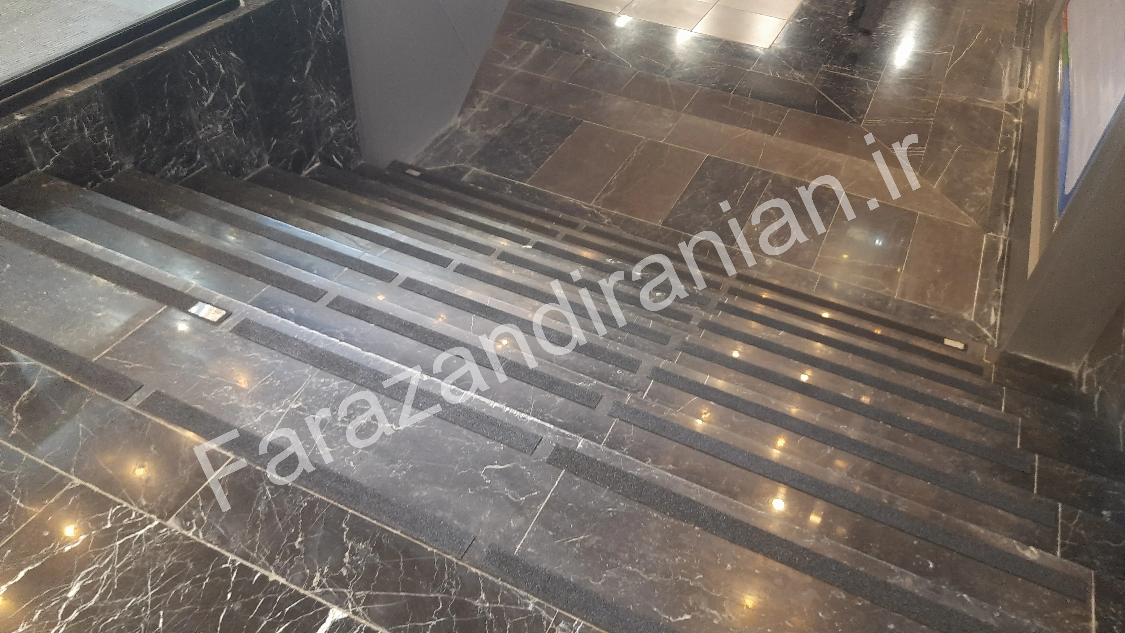 تصویر ۱۱ از اجرای نوار ضد لغزش در مجتمع تجاری پارک بازار