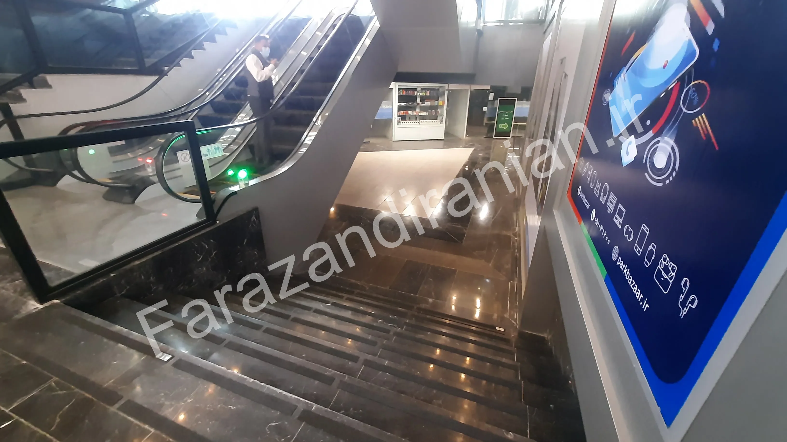 تصویر ۱۲ از اجرای نوار ضد لغزش در مجتمع تجاری پارک بازار