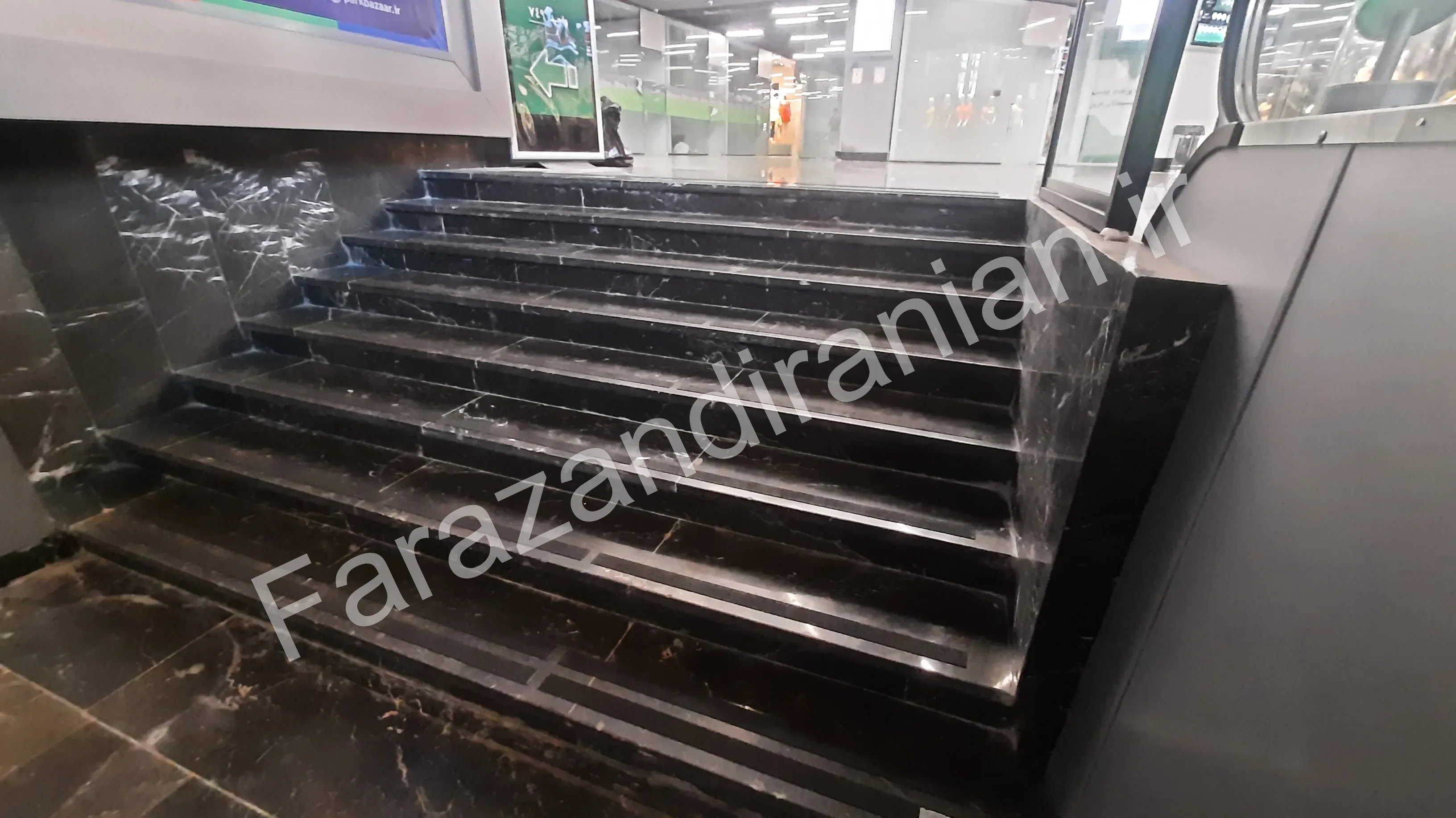 تصویر ۱۳ از اجرای نوار ضد لغزش در مجتمع تجاری پارک بازار