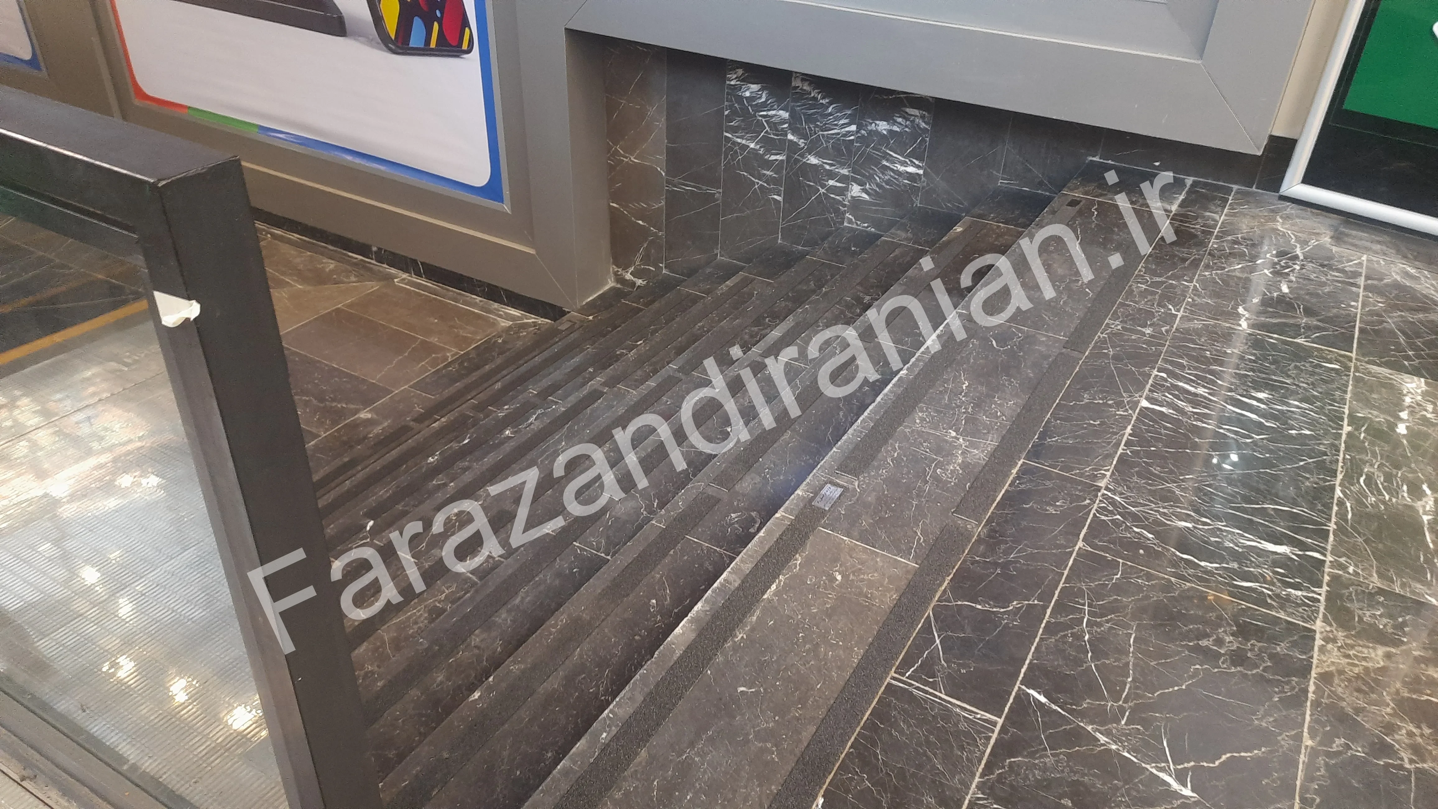 تصویر ۱۵ از اجرای نوار ضد لغزش در مجتمع تجاری پارک بازار