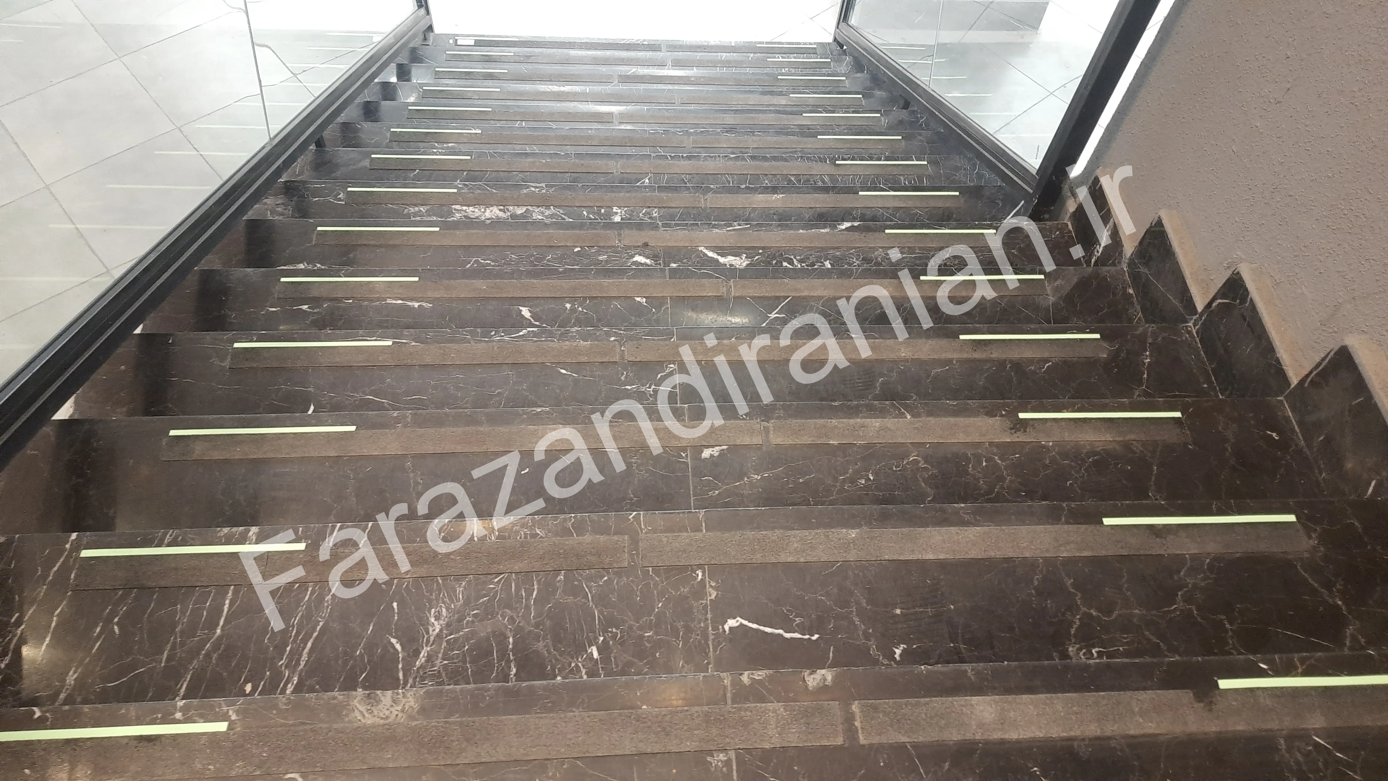 تصویر ۱۶ از اجرای نوار ضد لغزش در مجتمع تجاری پارک بازار