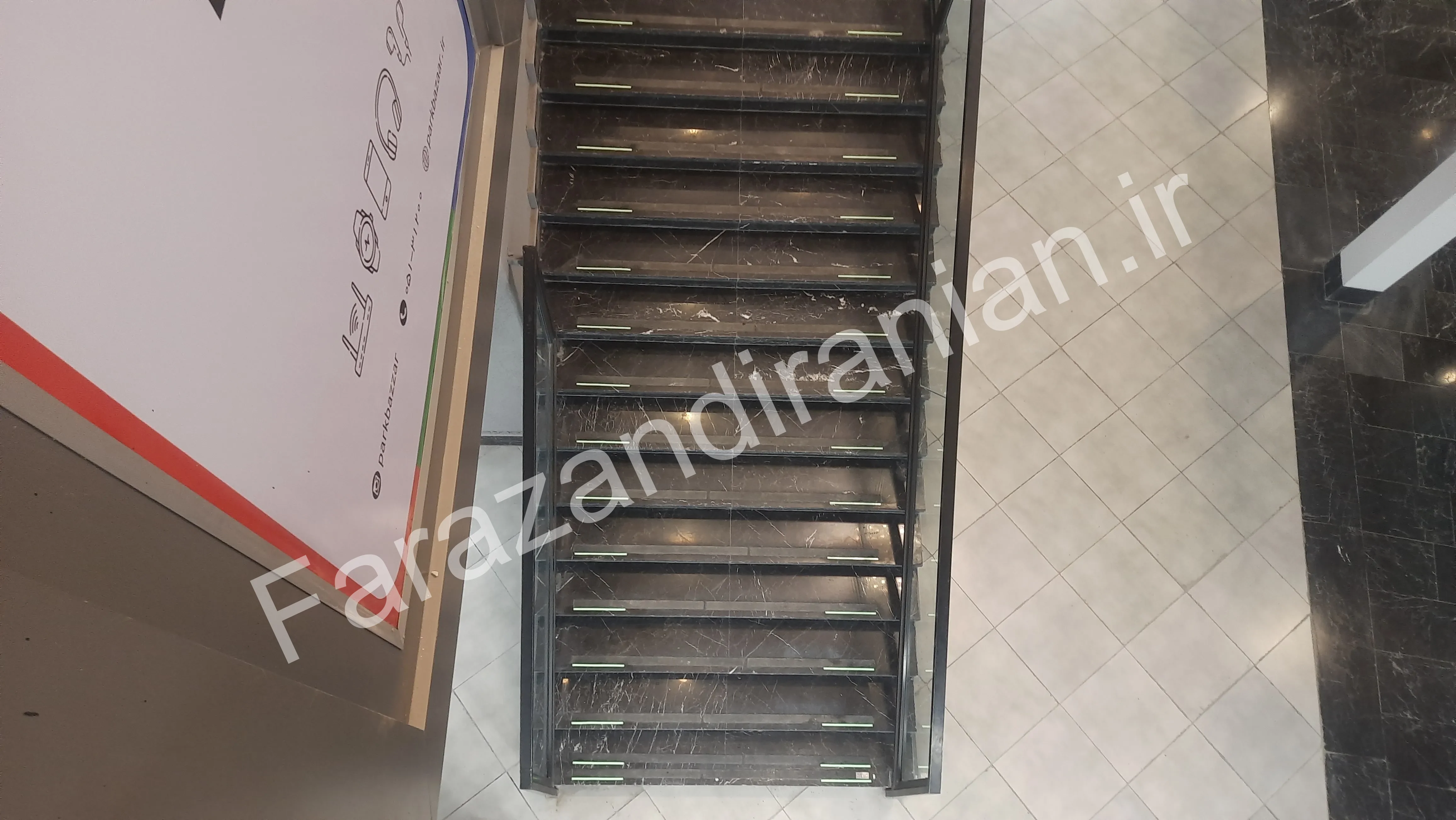تصویر ۱۸ از اجرای نوار ضد لغزش در مجتمع تجاری پارک بازار