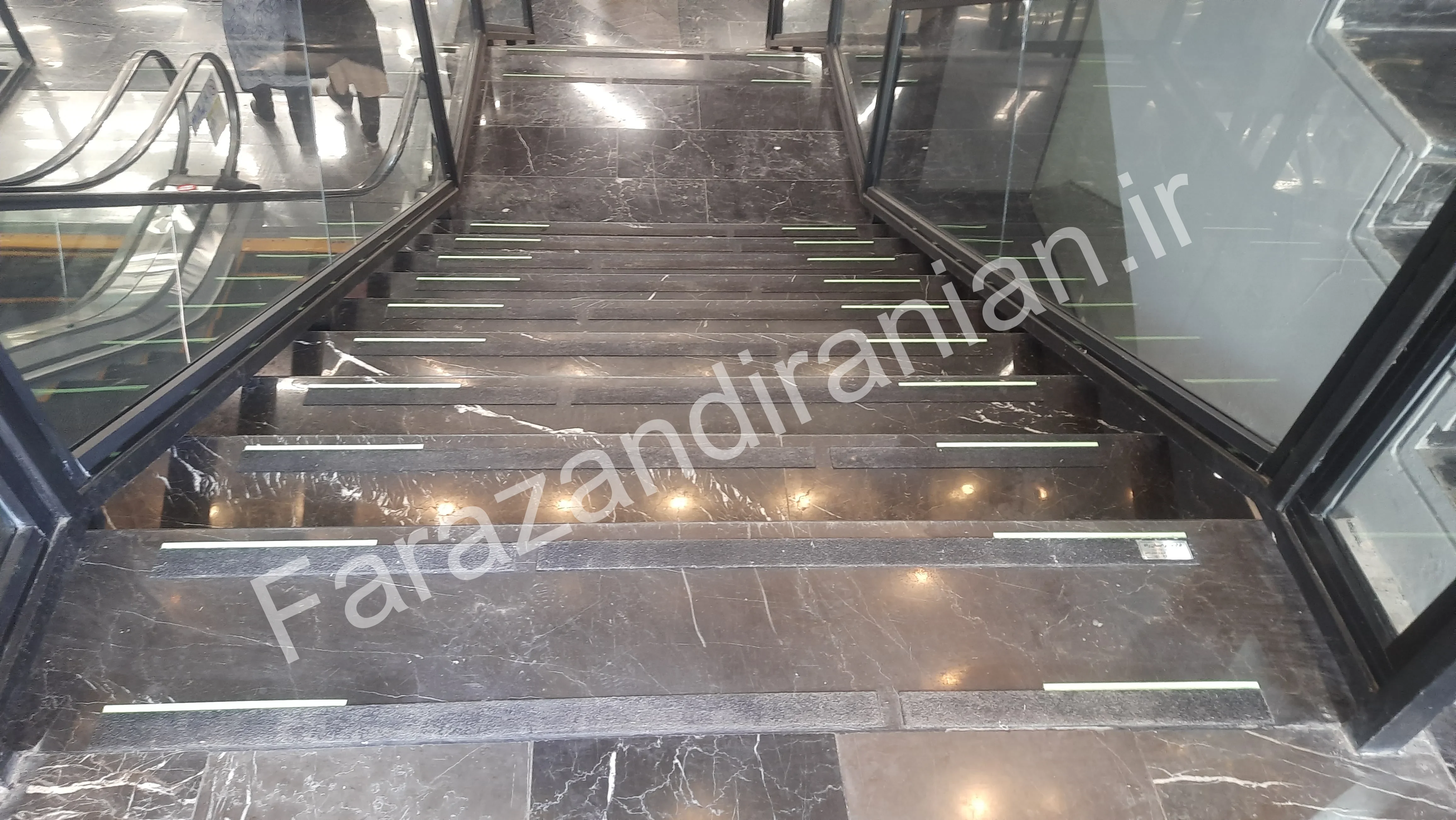 تصویر ۱۹ از اجرای نوار ضد لغزش در مجتمع تجاری پارک بازار