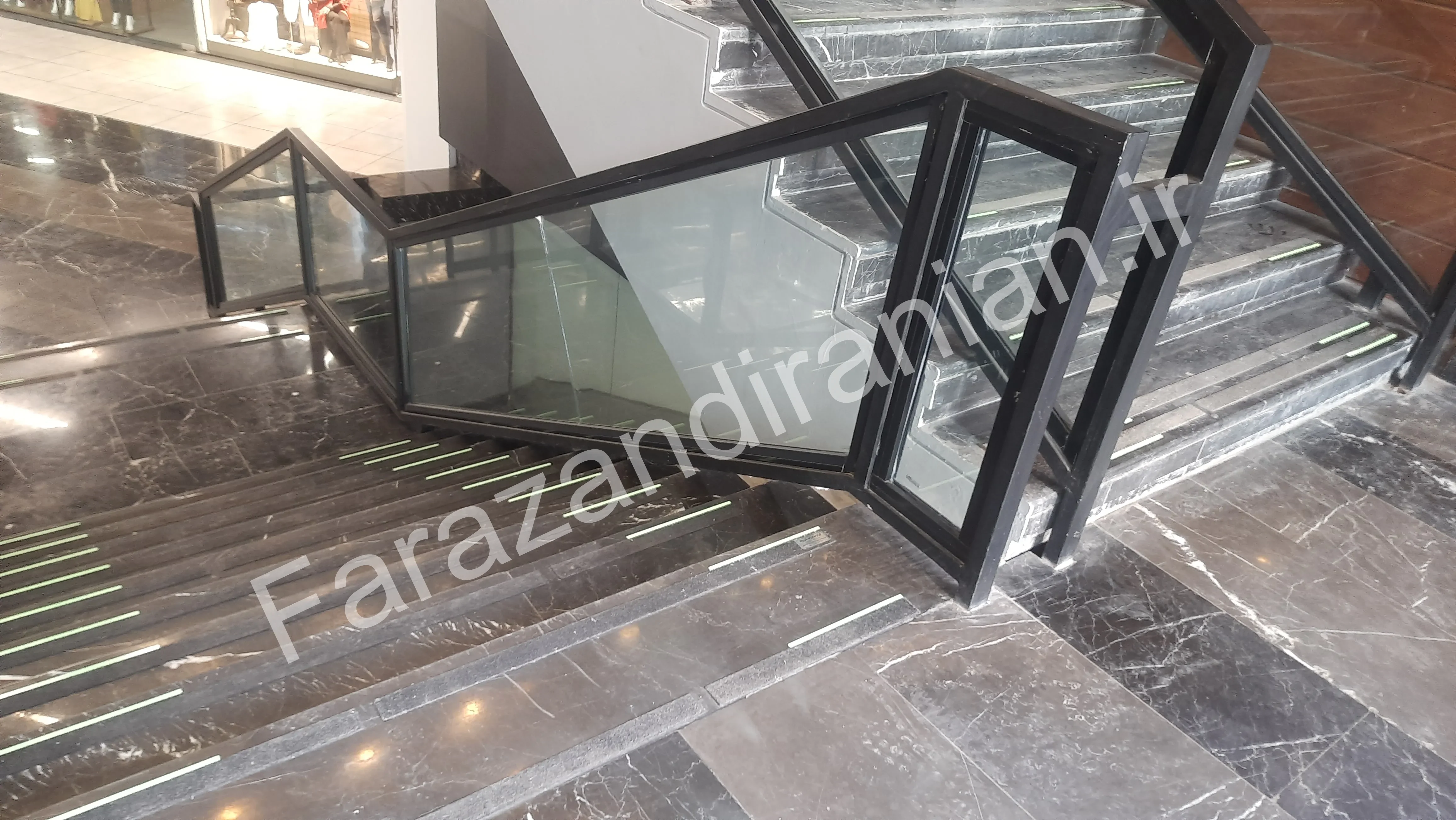 تصویر ۲۰ از اجرای نوار ضد لغزش در مجتمع تجاری پارک بازار