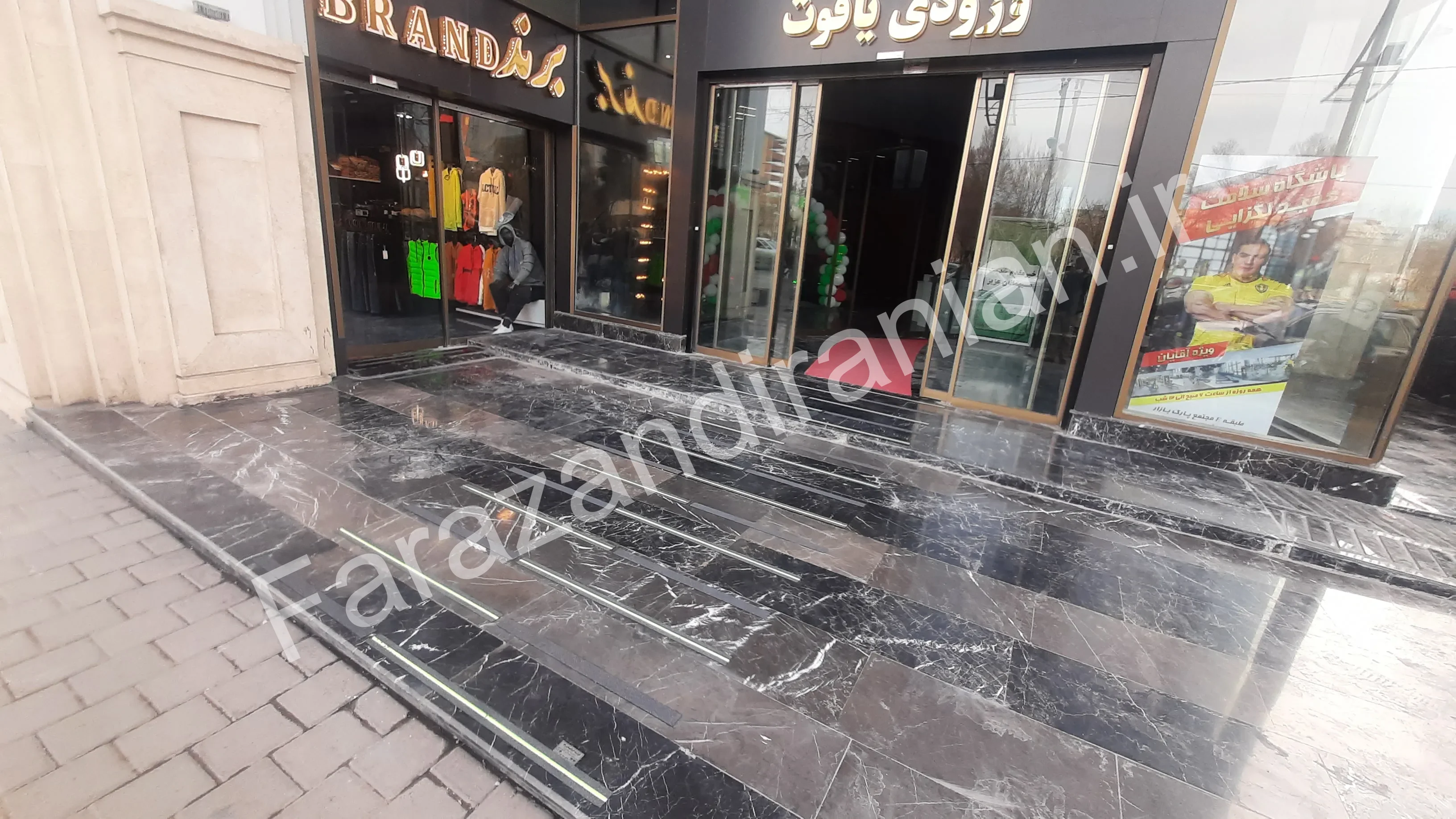 تصویر ۲۲ از اجرای نوار ضد لغزش در مجتمع تجاری پارک بازار