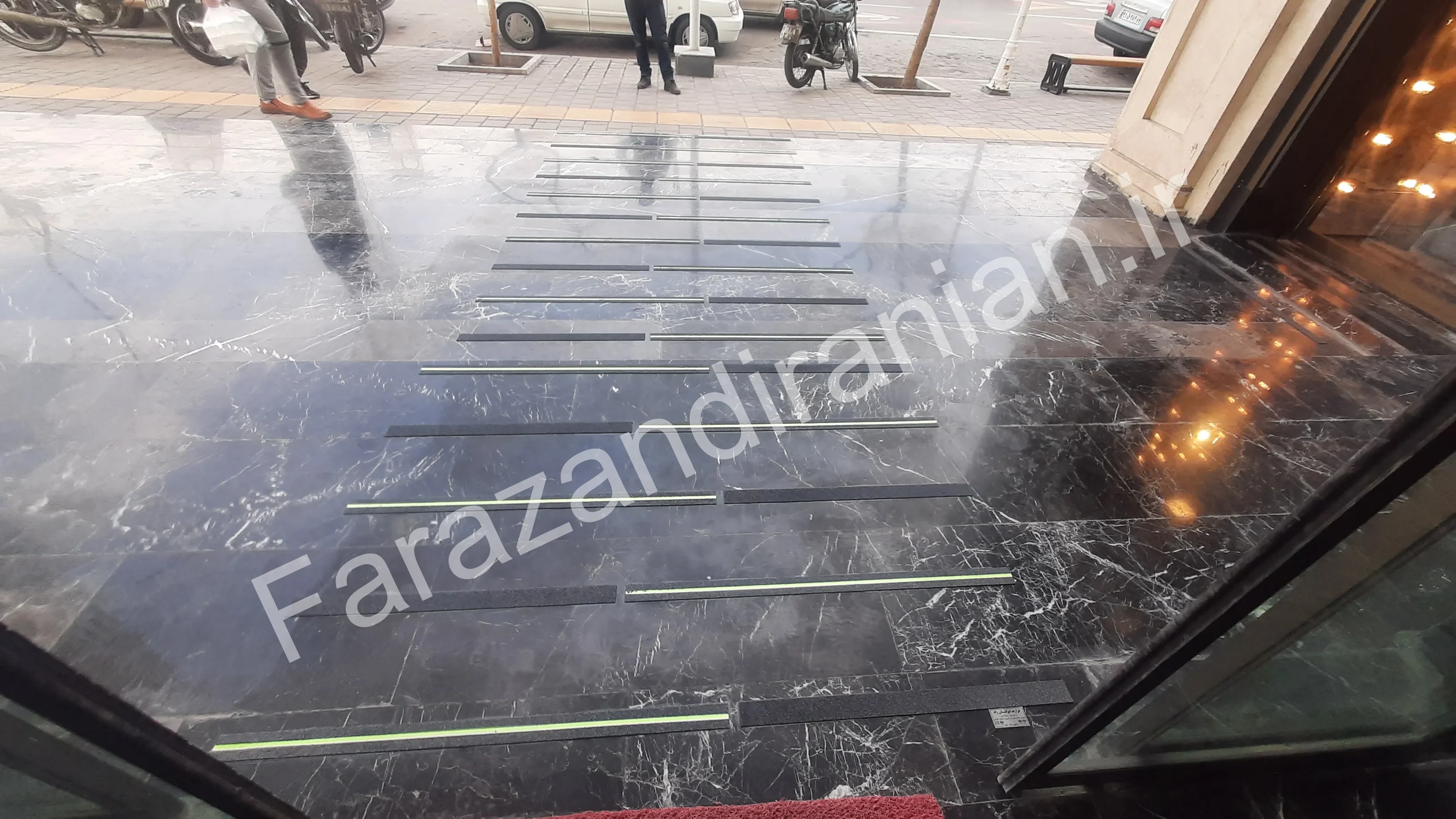 تصویر ۲۳ از اجرای نوار ضد لغزش در مجتمع تجاری پارک بازار