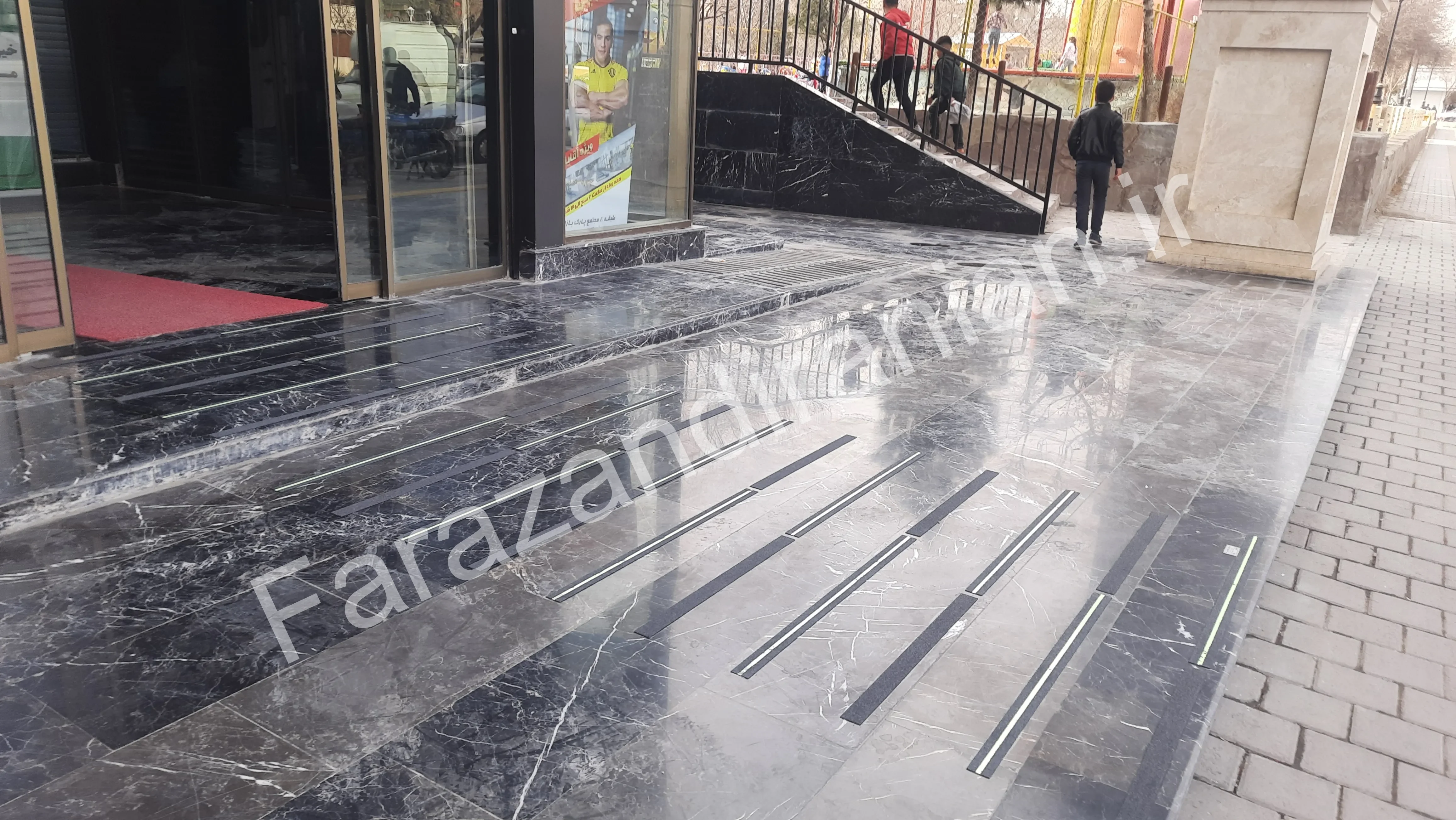 تصویر ۲۴ از اجرای نوار ضد لغزش در مجتمع تجاری پارک بازار