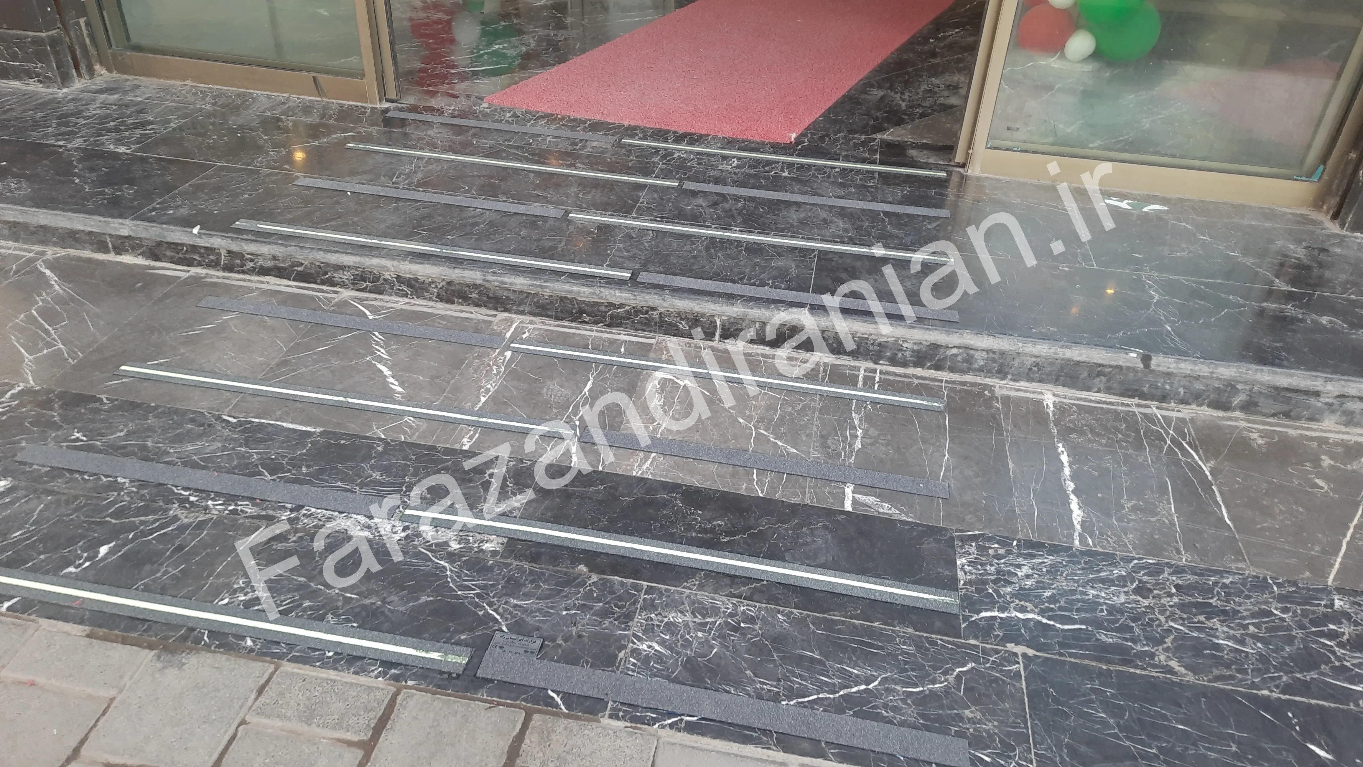 تصویر ۲۵ از اجرای نوار ضد لغزش در مجتمع تجاری پارک بازار