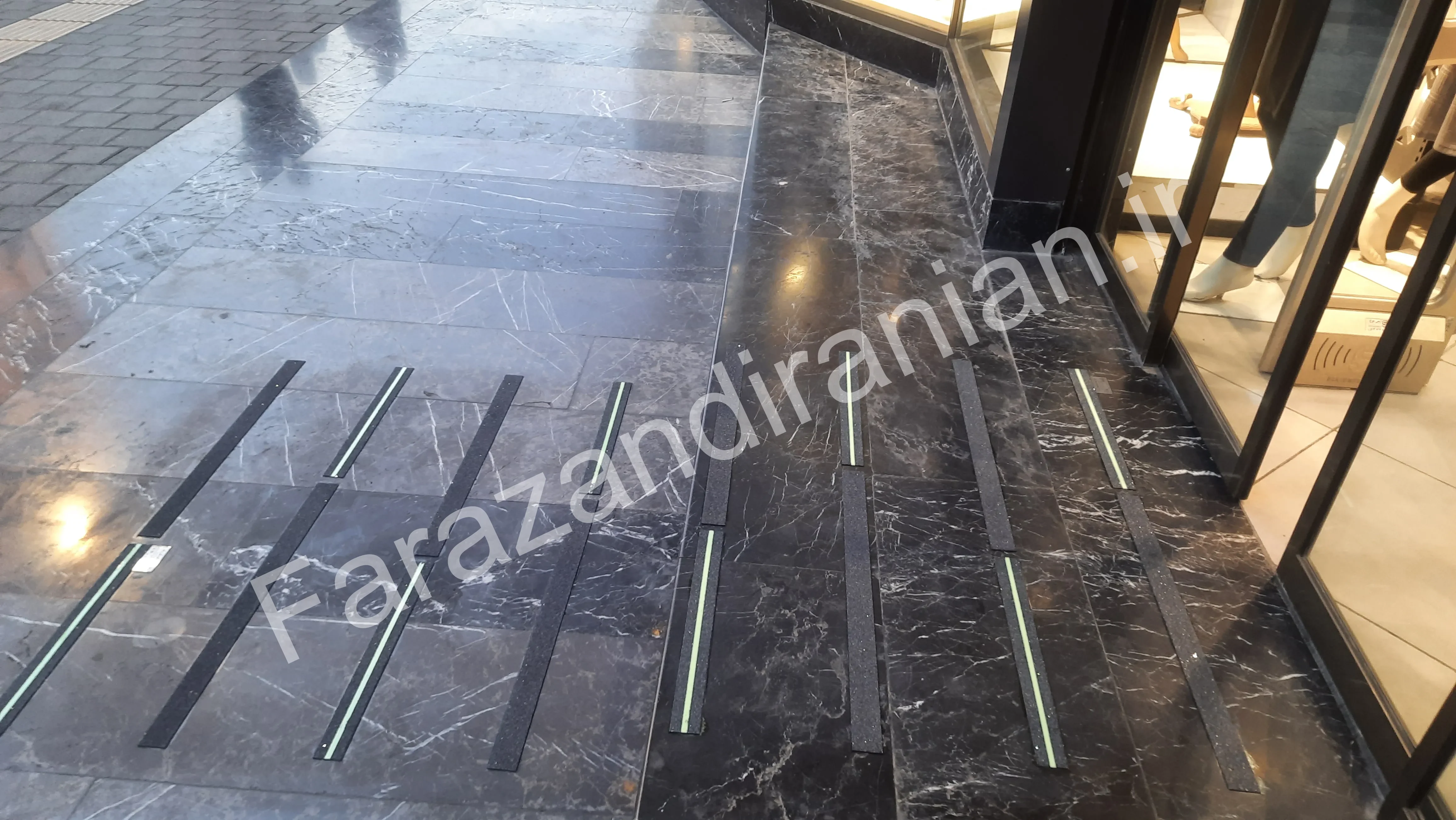 تصویر ۲۶ از اجرای نوار ضد لغزش در مجتمع تجاری پارک بازار