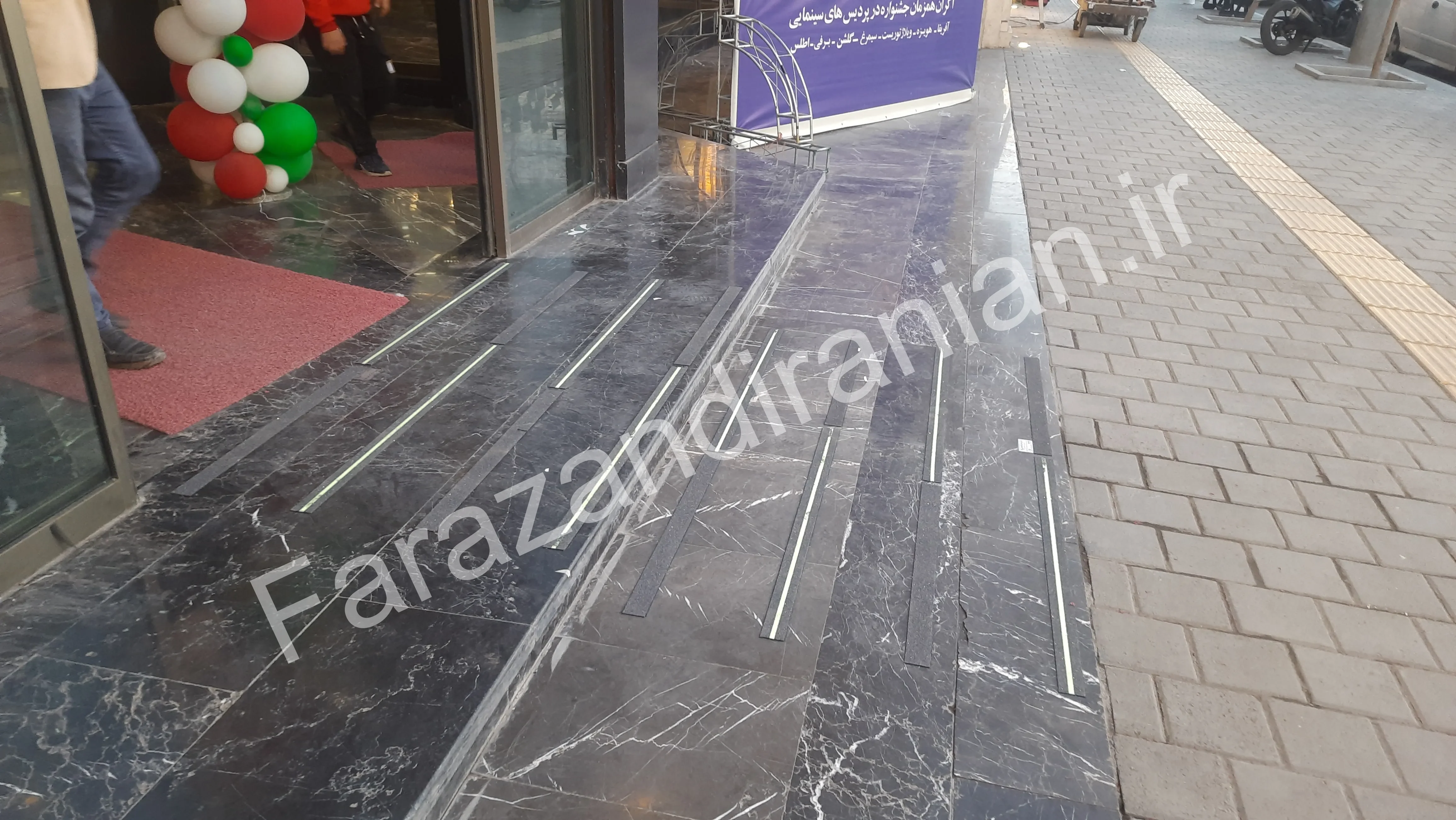 تصویر ۲۷ از اجرای نوار ضد لغزش در مجتمع تجاری پارک بازار