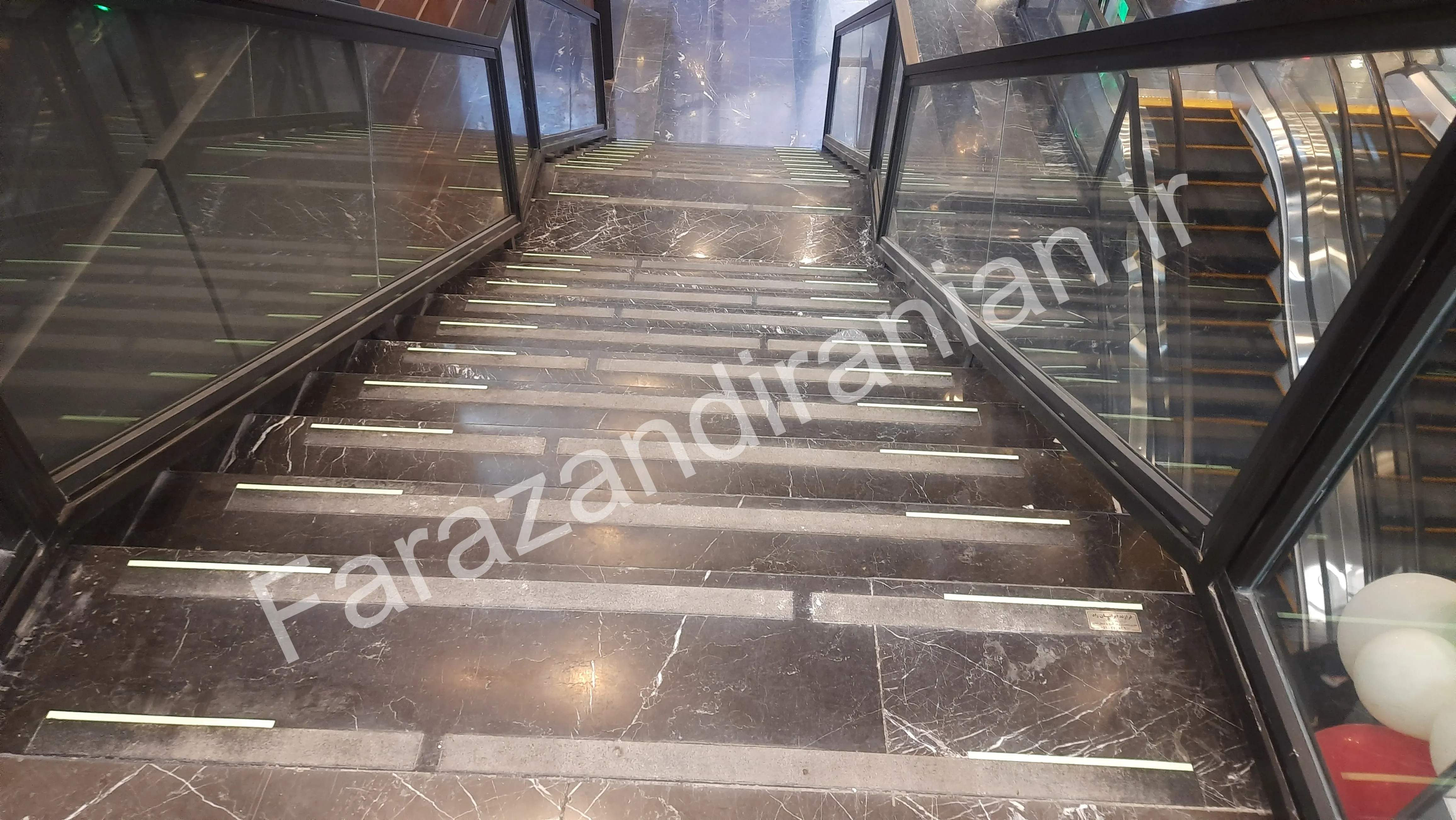 تصویر ۲۸ از اجرای نوار ضد لغزش در مجتمع تجاری پارک بازار