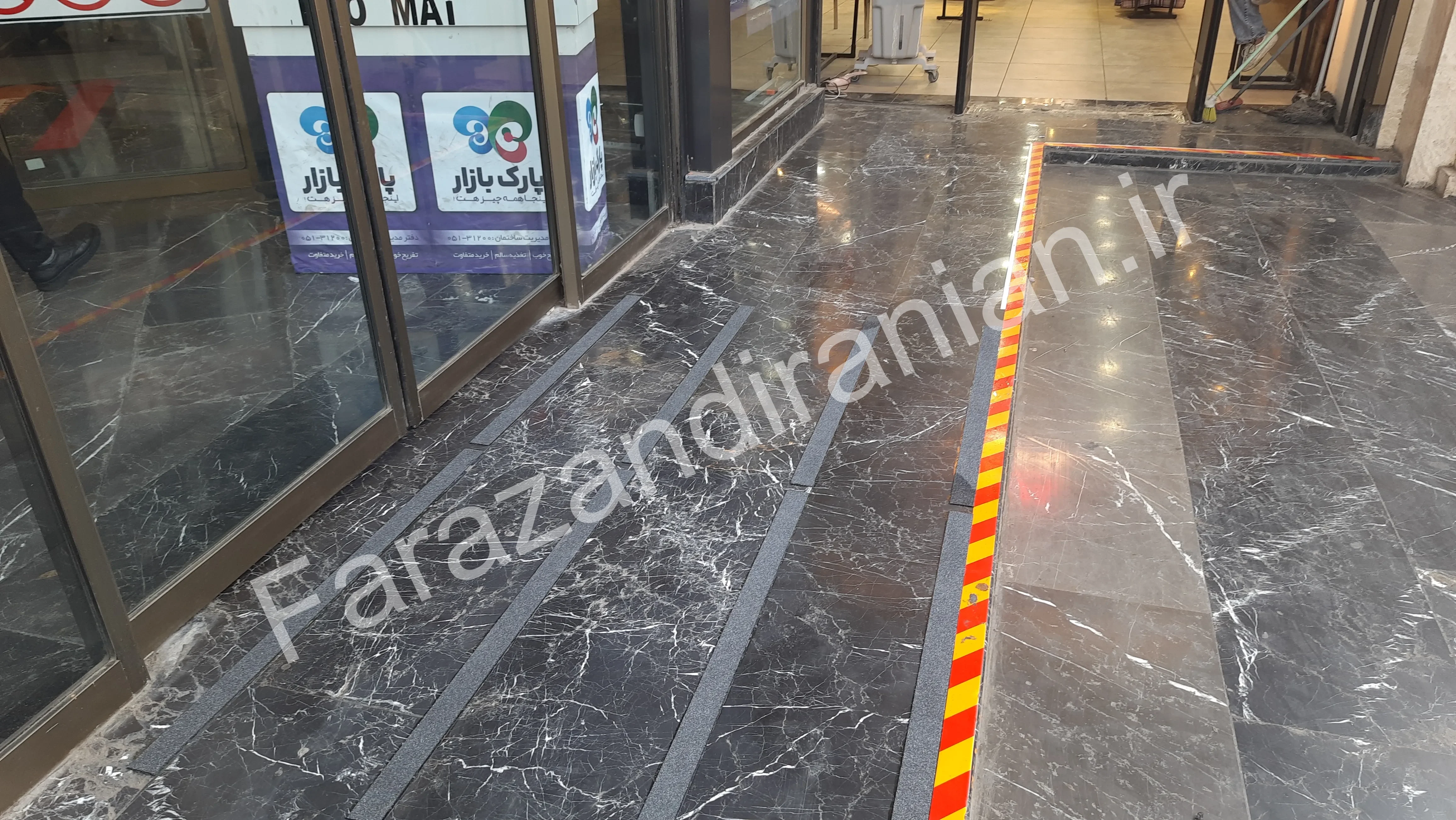 تصویر ۲۹ از اجرای نوار ضد لغزش در مجتمع تجاری پارک بازار