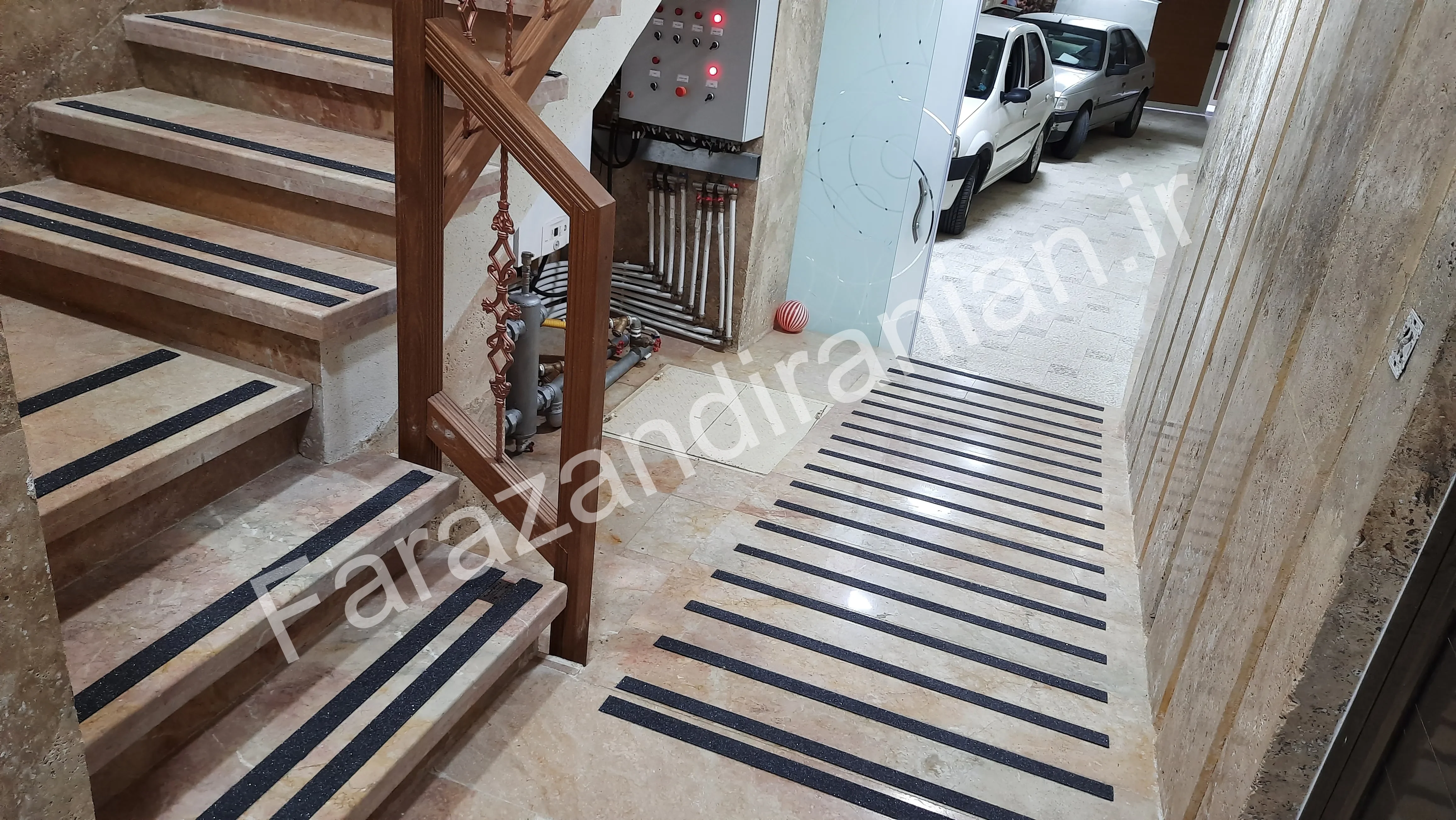 تصویر ۲ از اجرای نوار ضد لغزش در پروژه‌های مسکونی