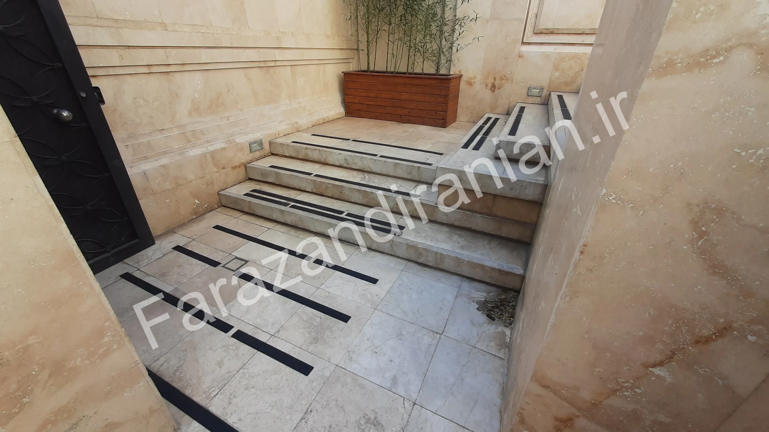 تصویر ۹ از اجرای نوار ضد لغزش در پروژه‌های مسکونی
