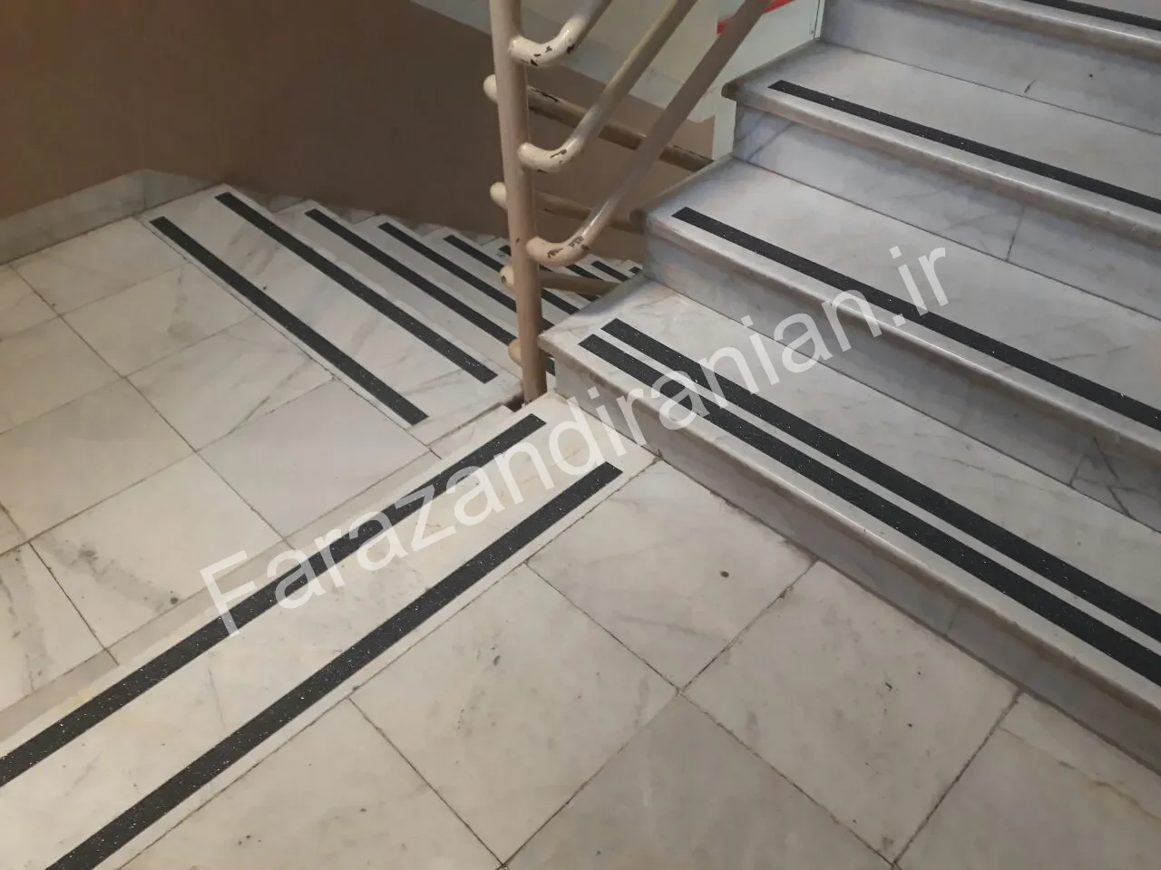 تصویر ۲ از اجرای نوار ضد لغزش در اداره آموزش و پرورش سبزوار