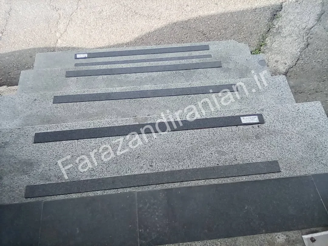 تصویر ۳ از اجرای نوار ضد لغزش در ایستگاه آتش‌نشانی ساری، مازندران