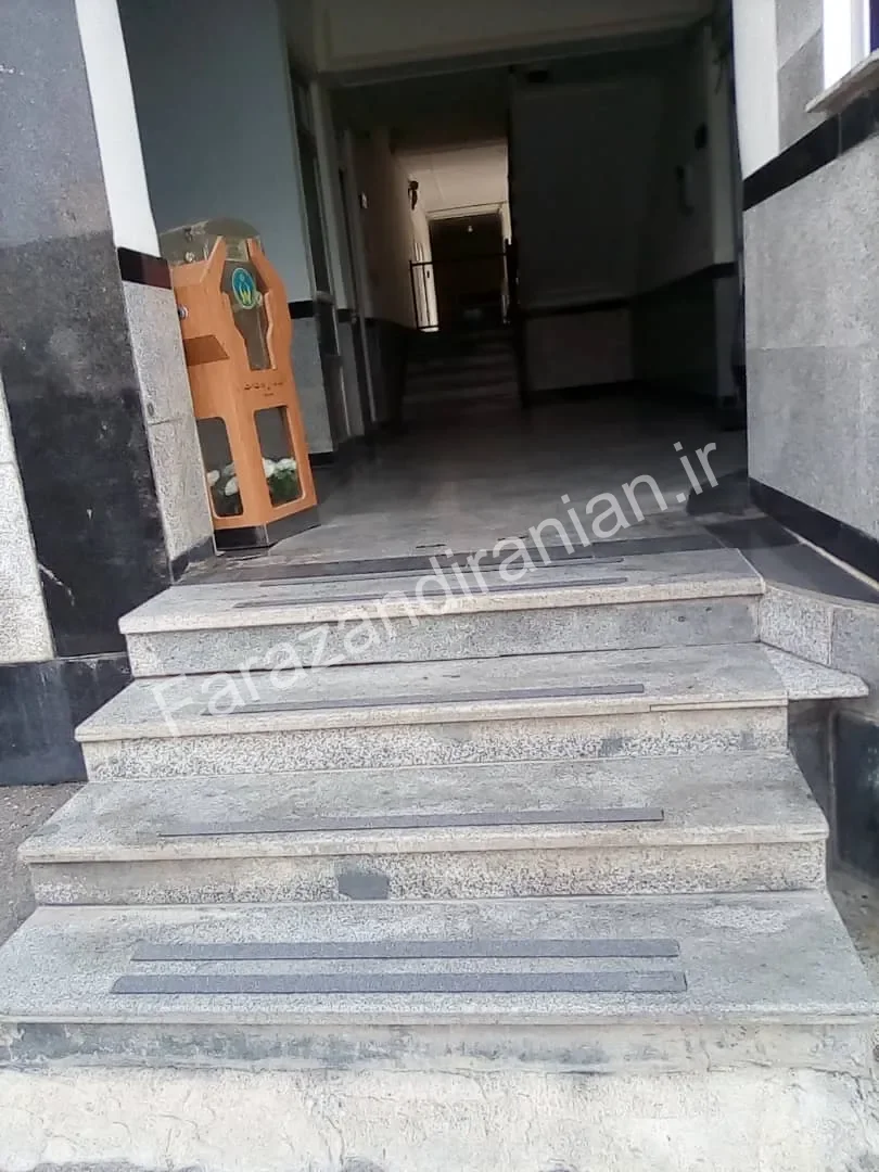 تصویر ۴ از اجرای نوار ضد لغزش در ایستگاه آتش‌نشانی ساری، مازندران