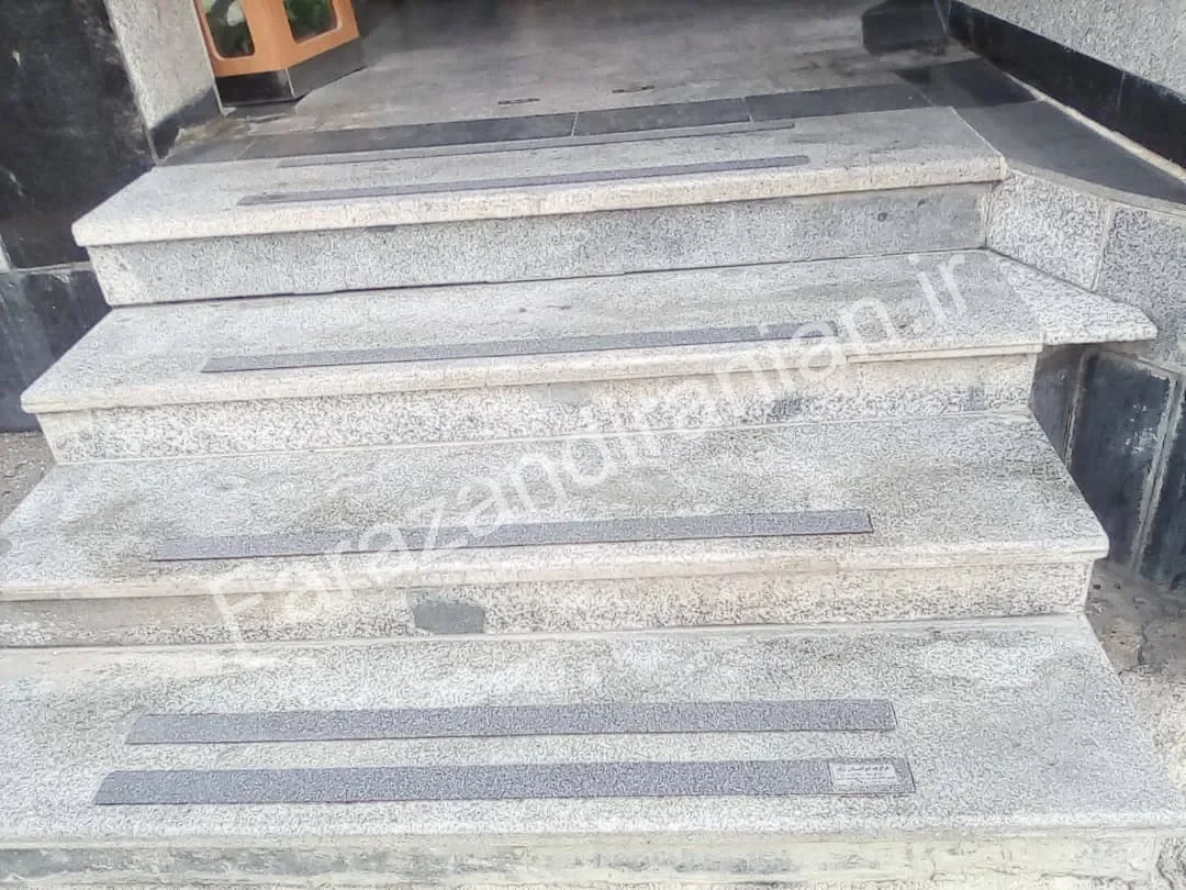تصویر ۵ از اجرای نوار ضد لغزش در ایستگاه آتش‌نشانی ساری، مازندران