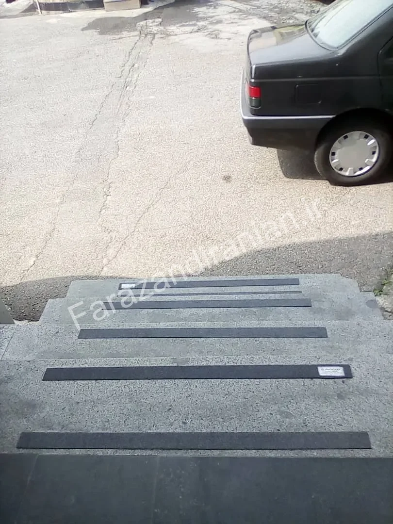 تصویر ۶ از اجرای نوار ضد لغزش در ایستگاه آتش‌نشانی ساری، مازندران