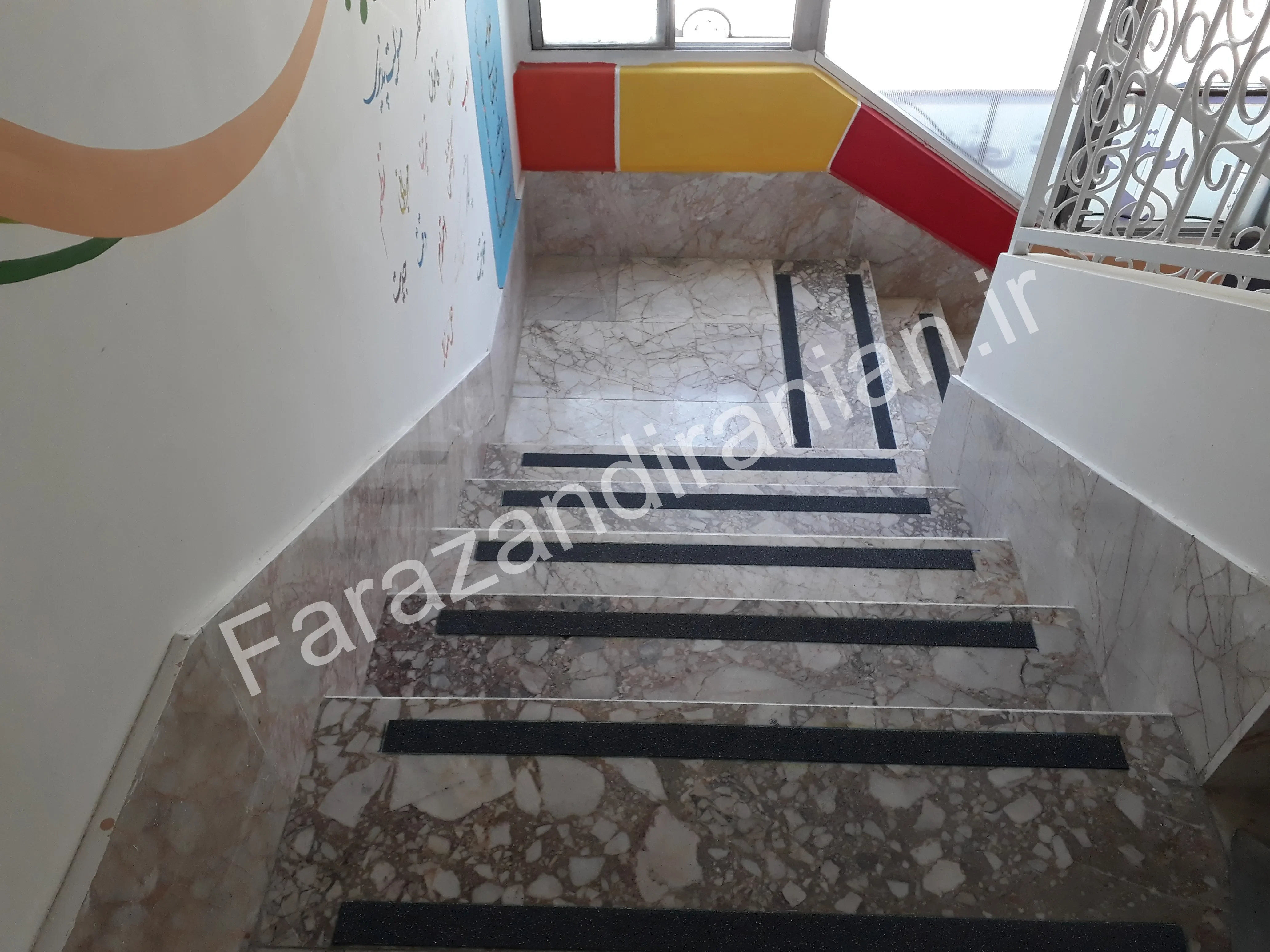 تصویر ۲ از اجرای نوار ضد لغزش در پروژه‌های مدارس