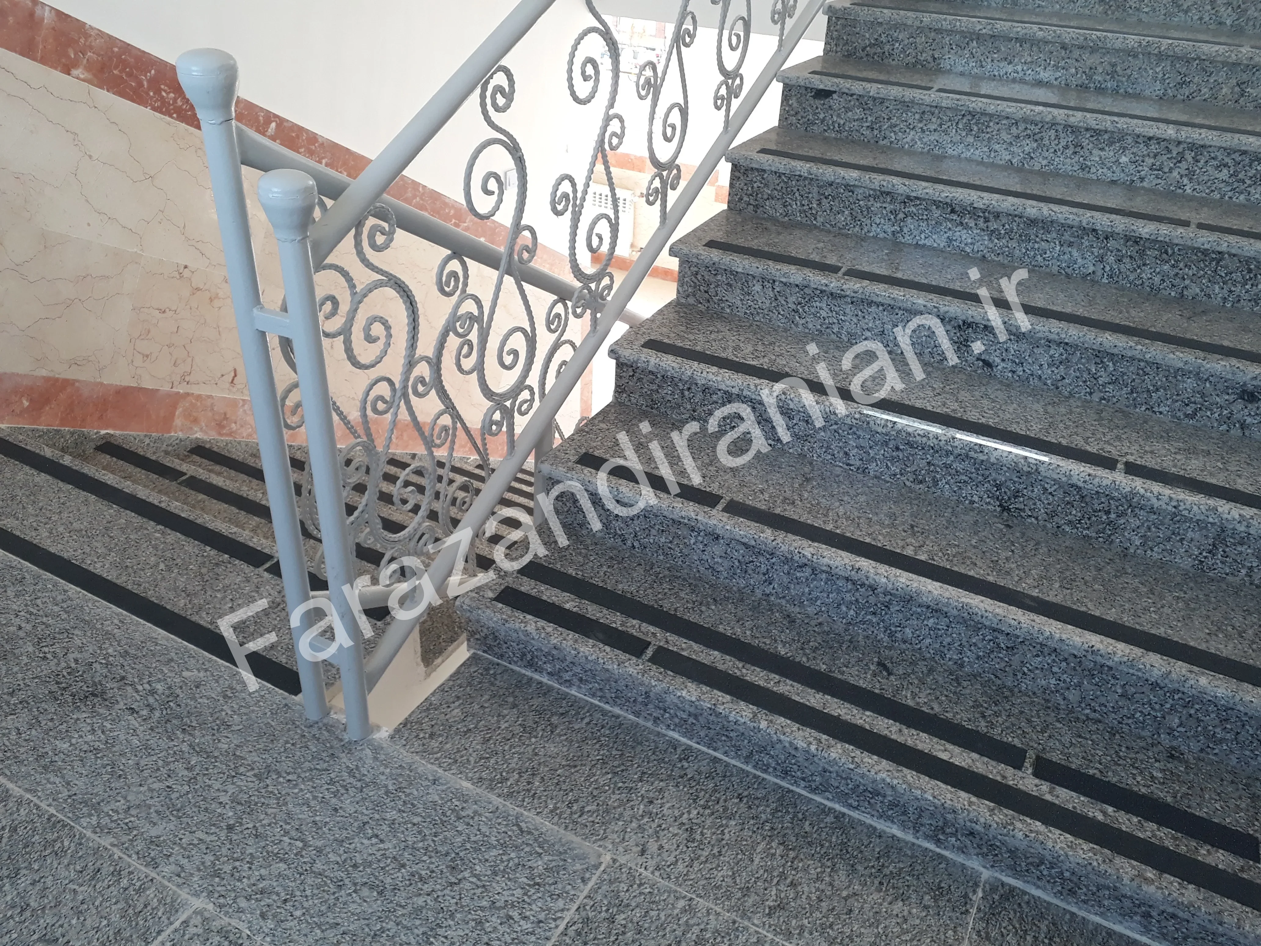 تصویر ۳ از اجرای نوار ضد لغزش در پروژه‌های مدارس