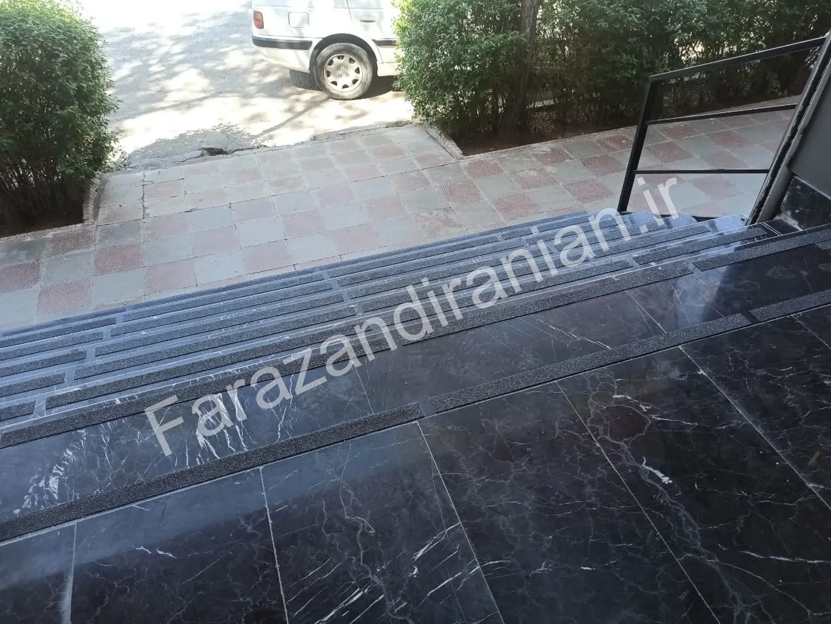تصویر ۲ از اجرای نوار ضد لغزش در بانک شهر تربت حیدریه