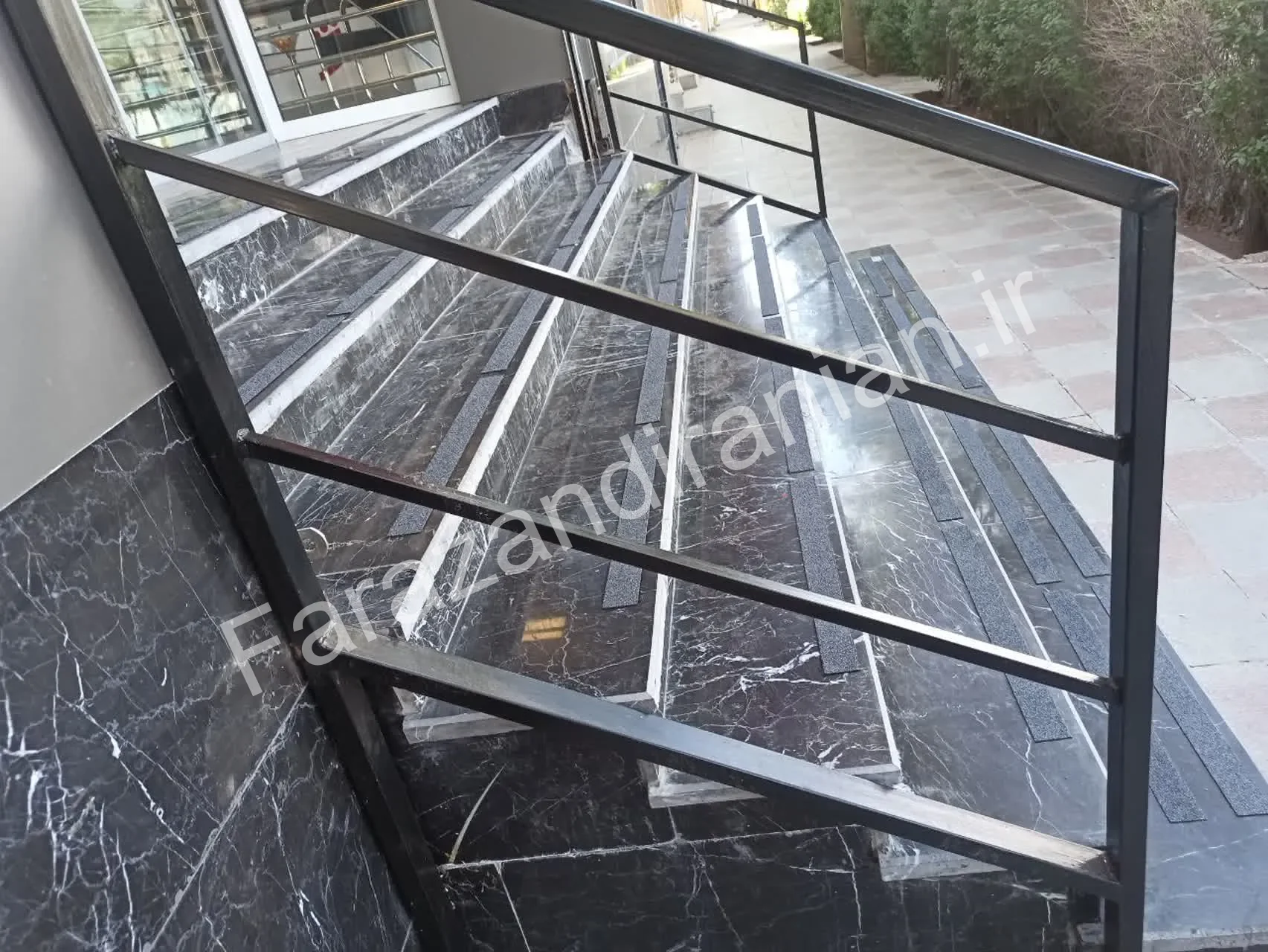 تصویر ۳ از اجرای نوار ضد لغزش در بانک شهر تربت حیدریه
