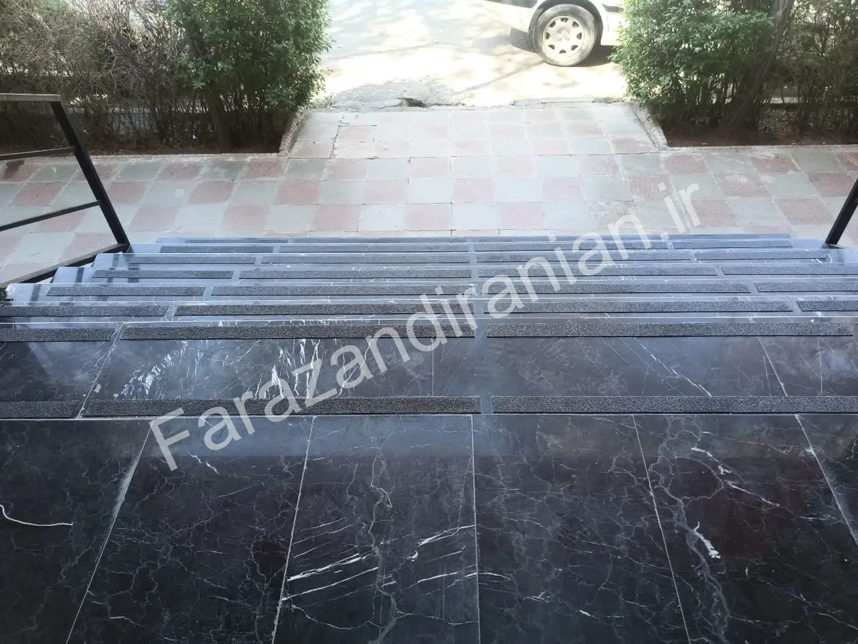 تصویر ۴ از اجرای نوار ضد لغزش در بانک شهر تربت حیدریه