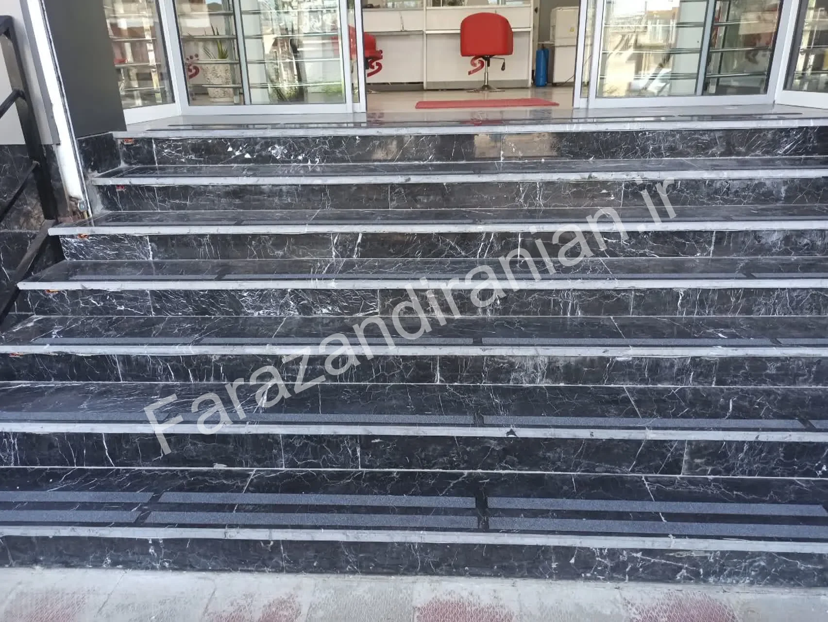 تصویر ۶ از اجرای نوار ضد لغزش در بانک شهر تربت حیدریه